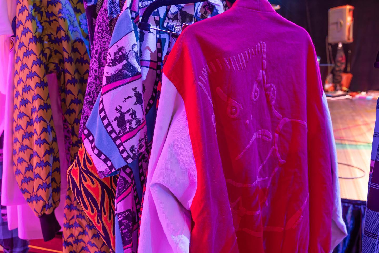 Some details from the Life’s A Beach / Bad Boy Club 40-Year Reunion: Original clothing pieces displayed, a wall dedicated to the 9 fallen comrades, moody lighting, a skate ramp painted by the one and only Doze. Oh, and the skaters jumping over the party planner 😜