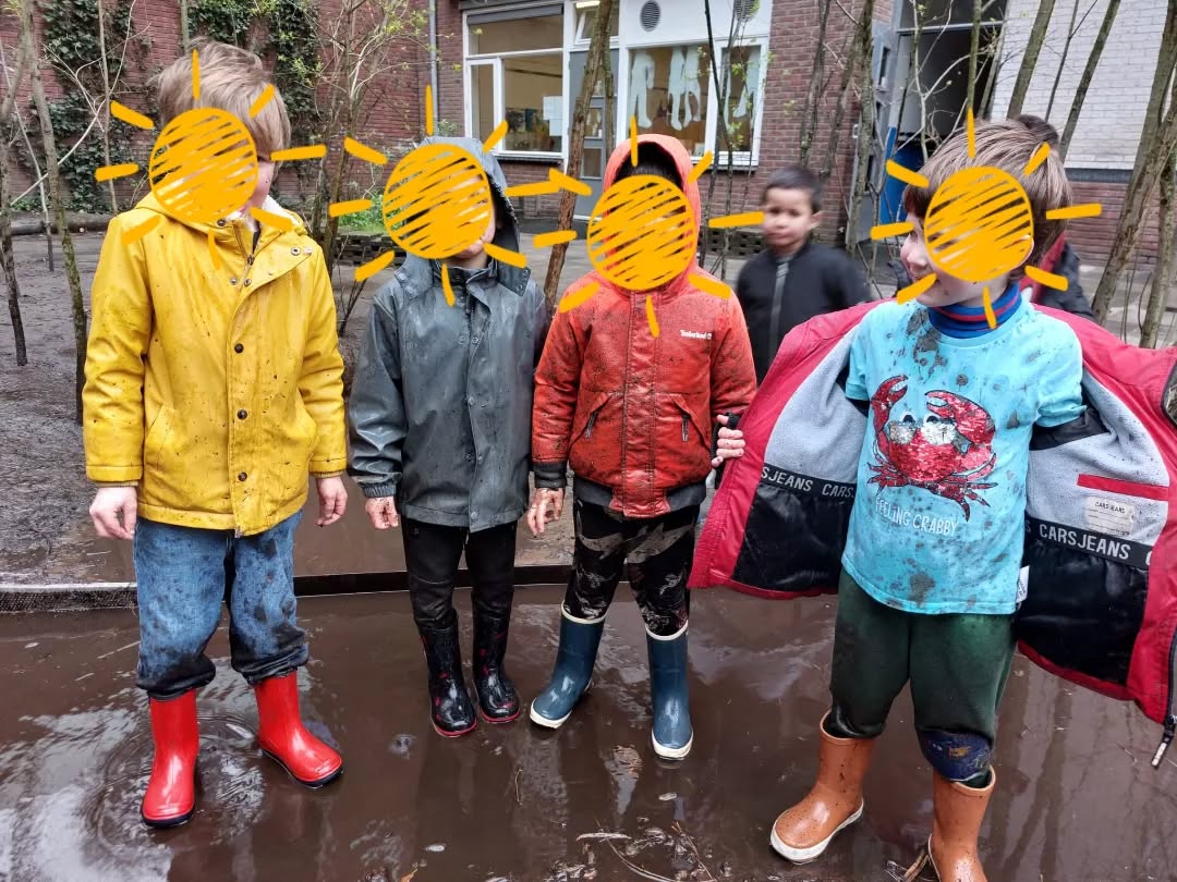 Lekker stampen in de plassen met groep 1/2☔⛈