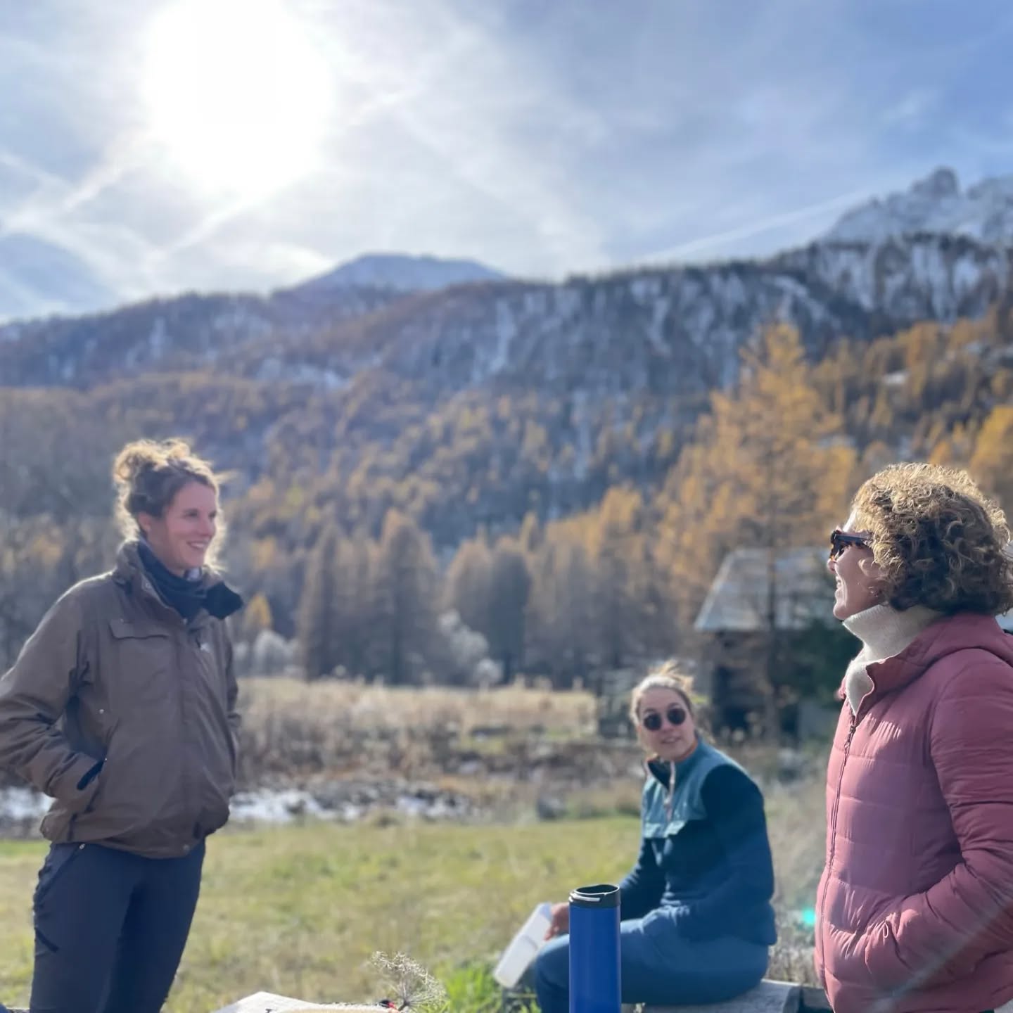 Waarom kiezen voor één als twee ook kan? 🤝
Tijdens de Passagetochten geloven we sterk in de meerwaarde van twee therapeuten. Hier is waarom:
🌱 verschillende expertises: twee therapeuten betekent dubbel zoveel kennis en ervaring. Dit resulteert in een rijkere begeleiding voor jouw proces.
💡complementariteit: twee therapeuten vullen elkaar aan met diverse benaderingen en skills, waardoor we een breder scala aan interventies kunnen aanbieden.
👁️🗨️ diverse invalshoeken: twee therapeuten met gelijkaardige visie, maar verschillende invalshoek bieden een waaier aan mogelijkheden om je tot dieper inzicht te laten komen.
🔄 wisselwerking in kennis: door samen te werken delen de therapeuten voortdurend kennis en ervaring. Dit leidt tot een dynamische en accurate benadering van jouw traject.
🤝 grotere veilige bedding en draagkracht: doordat de twee therapeuten samen een sterkere bedding kunnen creëren zorgen ze voor meer veiligheid en bedding voor je groeiproces.
Ik ben enorm dankbaar dat Passage reeds mocht genieten van de bijdrage van al deze ervaren therapeuten. Bedankt Ianthe Cooreman, @hannedvnck, Sophie Huybrechts, @solitapuijpe, @manonhahahanssen , @rika_jacobs , @ellen.stoffelen en @liesbethdenis . Zij hebben met hun kennis en ervaring elk prachtige geschenken gegeven aan Passage. Mede door hun toewijding en inzet is het concept van de Passagetochten gedurende de afgelopen jaren mooi kunnen blijven evolueren. 💝
Ik kijk er enorm naar uit om ook het komende jaar weer verschillende nieuwe bekwame psychologen te mogen verwelkomen. Tot binnenkort Kristien Rochette, @sophieboddez en @kareny.borremans . Ik kijk al uit naar jullie waardevolle toevoeging en jullie enthousiaste en passievolle begeleiding . 🙏
Benieuwd naar ons team?
Neem een kijkje op de nieuwe websitepagina https://www.passagetochten.fr/overteam. Hier kan je meer lezen over onze therapeuten.
#teamworkmakesthedreamwork #samensterk #team #bedding #veiligheid #cotherapeut #outdoor #groei #dankbaarheid #therapie