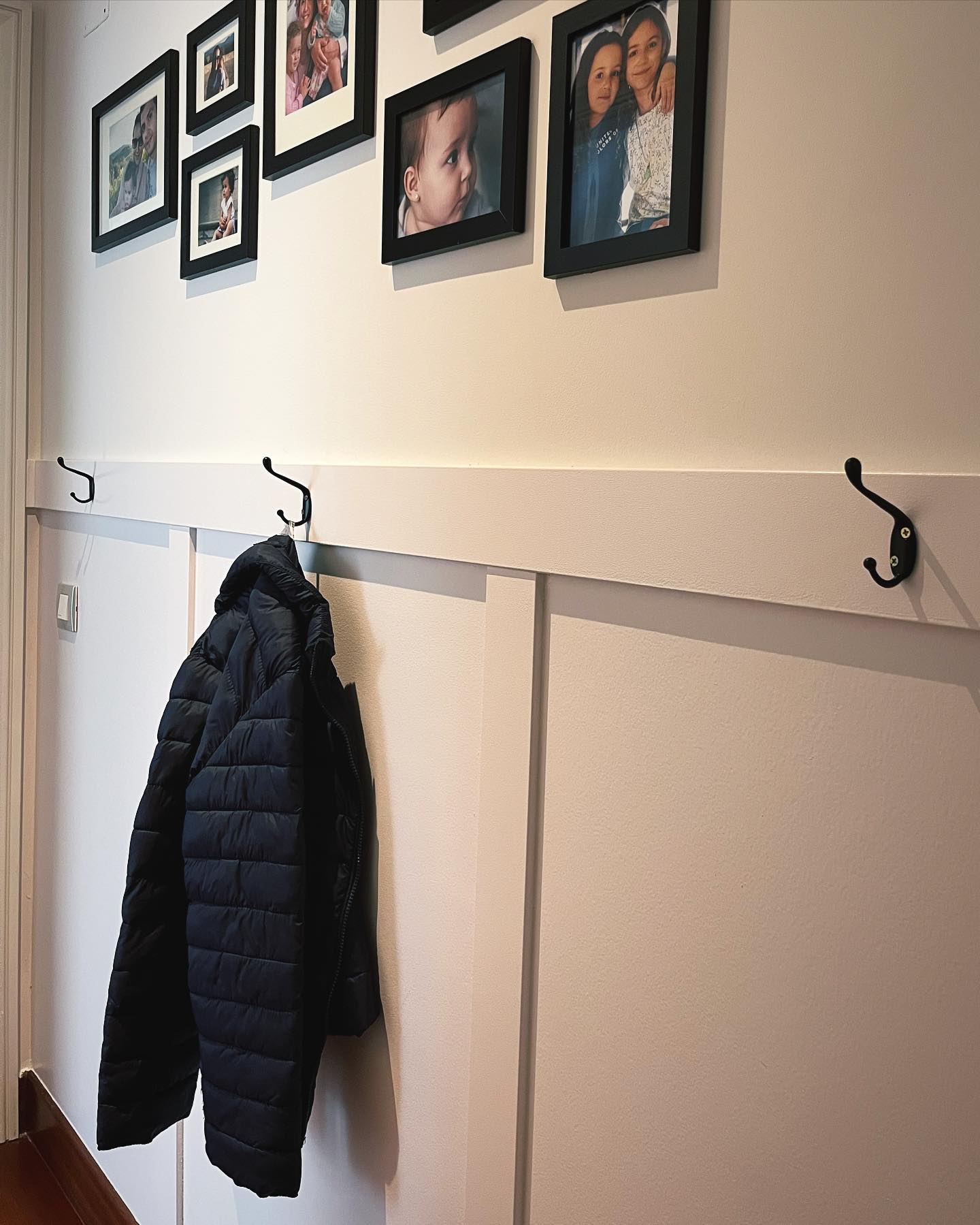 Función y estética en un #pasillo #distribuidor que antes estaba desaprovechado.
Tenía estas fotos en una caja desde hace dos años…
Unos días de vacaciones y este es el resultado: de pasillo soso a perchero improvisado para las visitas y apoyo al hall.
#molduras
#moldurasdecorativas
#livinglavidadeco