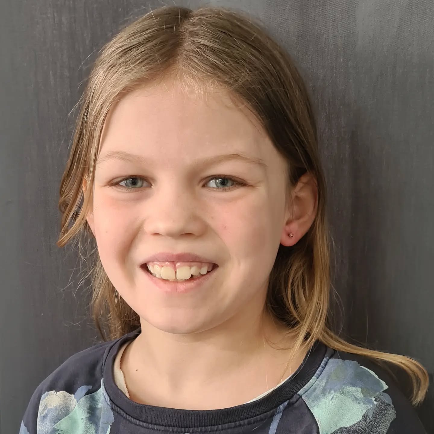 Fina Elma har gjort hÄl I öronen .
Givetvis gör jag enbart med nÄl . Gör mindre ont med nÄl , lÀker bÀttre och framförallt Àr allt sterilt .
NÀr man skjuter med pistol sÄ gÄr inte pistolen att sterilisera eftersom den Àr gjord av plast. VÀvnaderna trasas isönder och det brukar dÀrför svullna mycket och blir mer svÄrlÀkt .
#earpiercing by @ulrikaluckabauer #evilwomanbodypiercing #piercersinceyear2000