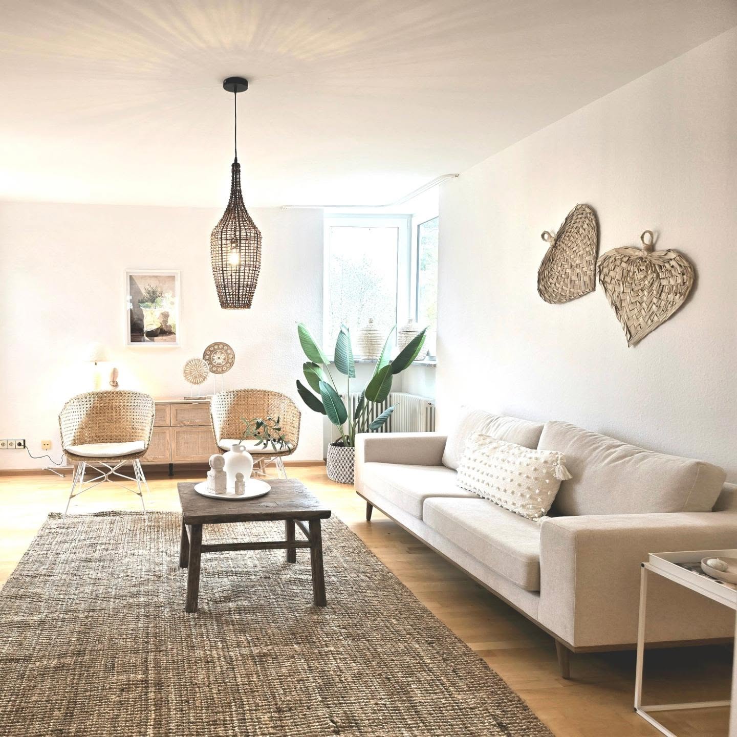 Hola!🫶🏻
Auch in dieser Immobilie wurde wieder kräftig Hand angelegt, bevor ich mit meinem Staging loslegen konnte.
Mit mediterranem Charme darf sie ab jetzt zeigen, was sie kann! 💫
Home Staging bietet Käufern die Gelegenheit, eine Immobilie so zu sehen, wie sie ist. In ihrer Schönheit, mit ihrem vollen Potential und einem transparenten Blick auf eventuell vorhandene Mängel. Darüber hinaus erlaubt eine gestagte Immobilie dem Käufer, sich selbst als Bewohner der Immobilie zu sehen.😍
Verkäufern gibt Home Staging die Möglichkeit, ihre Immobilie so schnell und so lukrativ wie Möglich zu verkaufen. Schnäppchenjäger haben hier keine Chance!!💪🏻
#homestaging #immobilienpräsentation #verkaufsimmobilien #erbimmobilien #immobilienverkauf #Immobilien #immopreneur
#immoportal #immobilienprofi #bonn #rheinsiegkreis #koeln