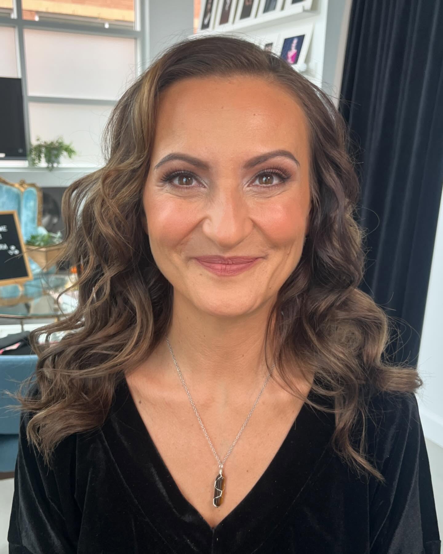 🚺 Women Empowerment Shoot with 📸@sarakardooniportraits 🫶✨ First slide I applied a matte lip, second slide gloss. Which do you prefer? Last slide is my personal FAVE. Swipe ⬅️ to see the BTS of her first look!! She’s a goddess 😍
Hair by the talented @tedi_styles
Makeup by me @beyoutifiedglam
Photography Assist @nazaneenesmaeeli
#makeupartist #photography #portrait #headshots #hairstylist #crueltyfreebeauty #softglam #engagement #torontomakeupartist #mua #glam #motd #beauty #photoshoot #hairstyling #commercialmakeupartist #photographer #makeupoftheday #makeuplooks #bridalmakeup #weddingmakeup #torontowedding #gtamakeupartist #etobicoke #torontomakeupartist #mississaugamakeupartist #durhammakeupartist