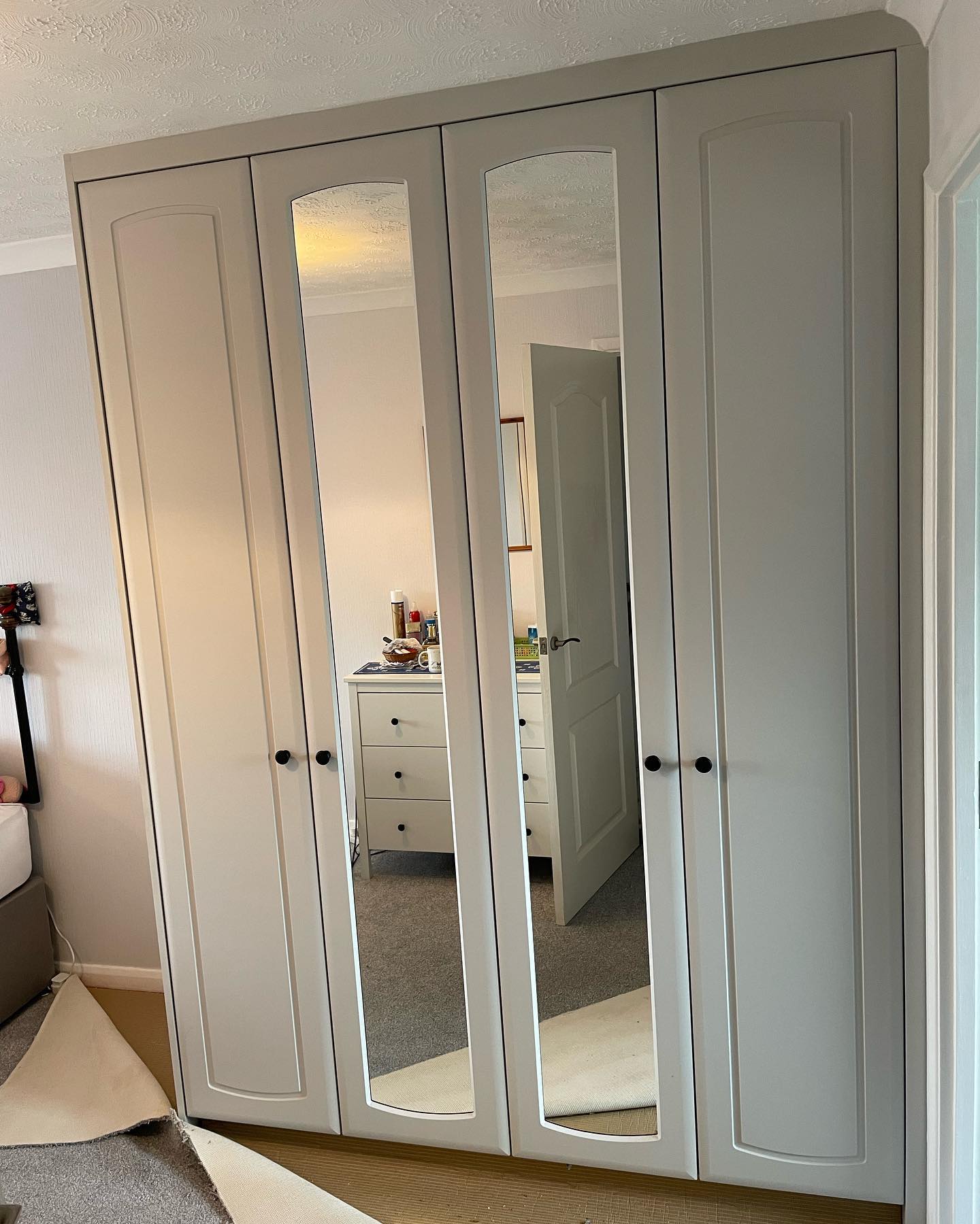 Light grey wardrobes completed.
#wardrobes #bedroom #fittedwardrobes #lightgrey #mirror #bedroomdecor #bedroominterior #bedroomfurniture