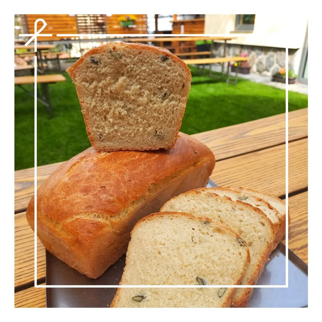 Každé pondělí, středu a pátek si u nás můžete zakoupit čerstvě upečený chléb s dýňovými nebo slunečnicovými semínky. 🍞
#peceme #domaci #pecivo #chleb #bistrovlastovka #bistro #klatovy