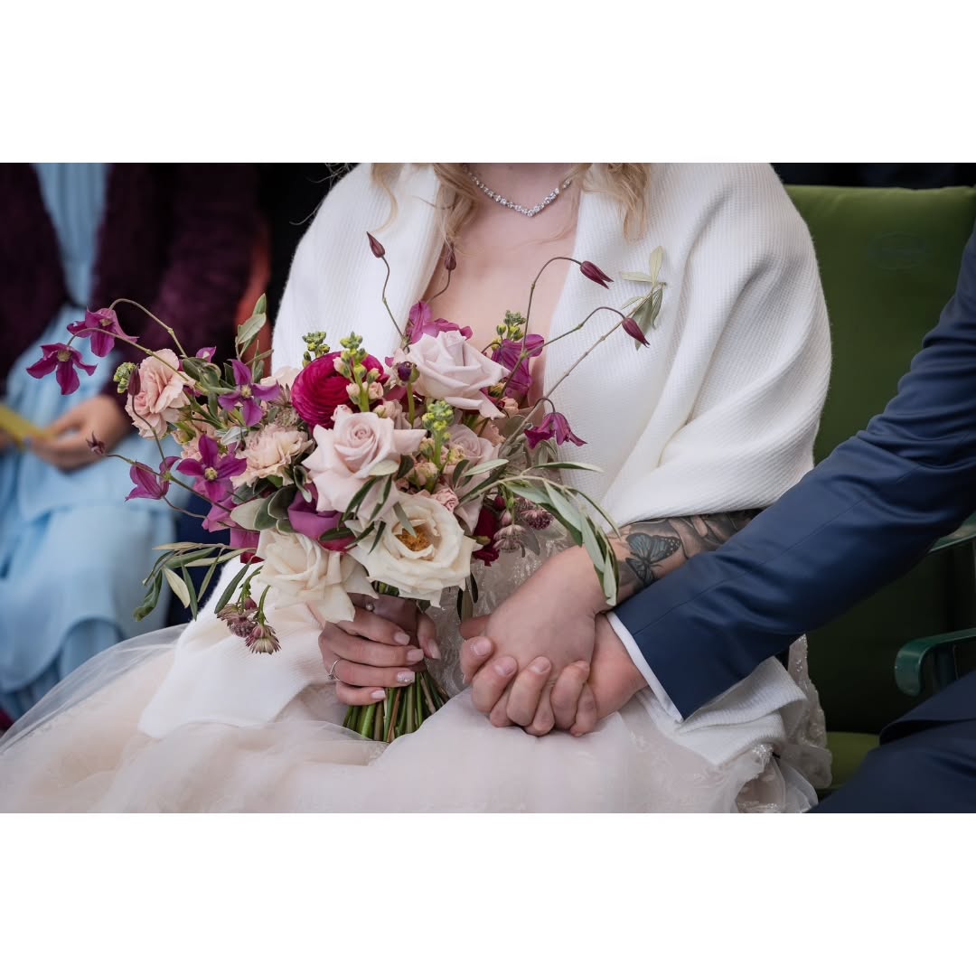 Die #hochzeitsfotografie ist mehr, als nur das Festhalten von Momenten. Es ist die Kunst, Erinnerungen zu schaffen, die ein Leben lang halten.
Ich möchte, dass ihr eure Liebe in jeder Aufnahme spürt, dass jedes Bild euch in die Magie dieses einen besonderen Tages zurückversetzt.
Lasst uns gemeinsam eine Geschichte erzählen, die euch zum Lachen und Weinen bringt - Freudentränen.
Diese Hochzeitsreportage ist eure persönliche Liebesgeschichte, eingefangen für die Ewigkeit 🧡📸
Die wunderschönen Blumen kommen von @blumenstil_schwabhausen
Das traumhafte Kleid von @brautmodenclaudiaimschloss
Die Schönheit von @melli_listl wurde von @makeupmobil.utepolt unterstrichen
Gefeiert wurde in der @insel_muehle_muc
#hochzeitfotografnähemünchen
#Hochzeitsdienstleister
#hochzeitsmagie
#hochzeitfotografmünchen
#brautstrauß
#brautkleid
#hochzeitsfloristik
#hochzeitslocation
#hochzeitsbilder
#hochzeitsfotografmünchenumland