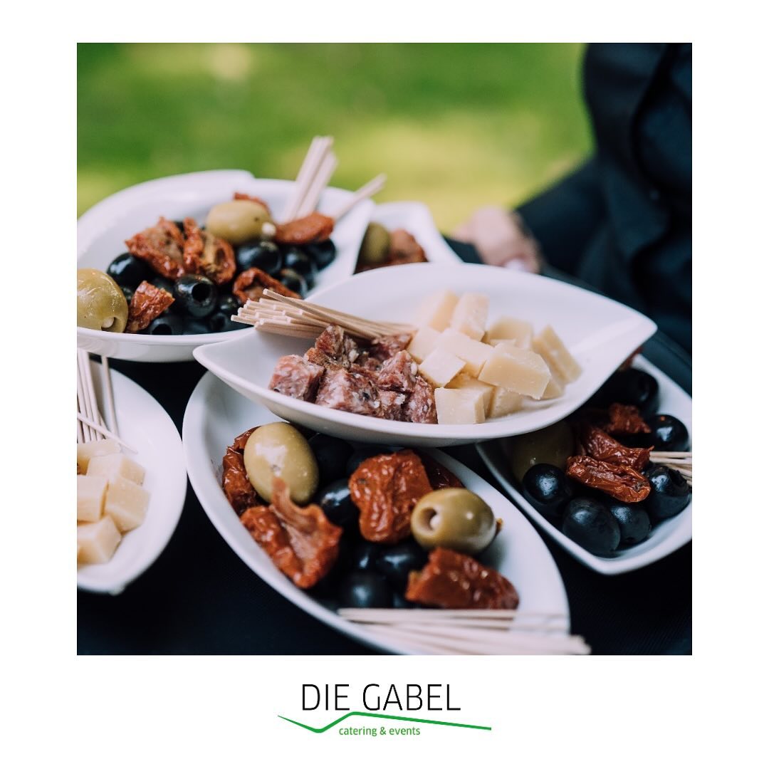 Herzhafte (oder natürlich auch süße) Häppchen zum Empfang sind immer ein toller Start für
jegliche Veranstaltung. Diese durch unsere professionellen Servicekräfte im Flying-Service zu servieren bietet die perfekte Grundlage, um mit unseren Gästen ins Gespräch zu kommen.
Fotos: @mamaphotowedding
Location: @hofgut_von_huenersdorff
*Werbung*
#diegabel_cateringevents #cateringfrankfurt #cateringrheinmain #premiumquality #cateringservice #canapes #weddingfood