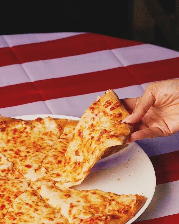 🧀🍕Calling all cheese pull lovers !
A pizza to suit all needs and appetites , come watch the Champions League with us ——-> scroll to see this weeks fixtures ⚽️
#food #foodphotography #foodstagram #pizza #cheese #nyc #feast #london #stratford #sports #championsleague #cheeselover #pizzatime #stratford #westfield #24 #eating #bar #foodie #instafood