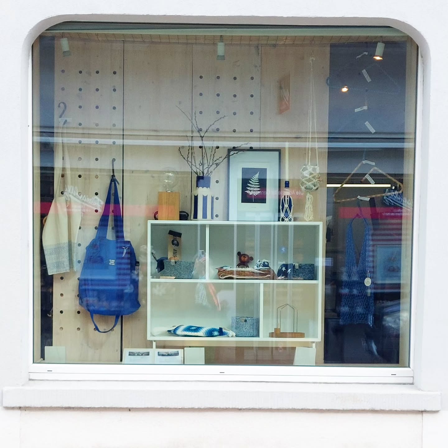 Jetzt mach ich einfach mal BLAU. Nicht eine typische Farbe für den Frühling aber Pastellfarben hatte ich nun die letzten Wochen genug und wenn der Himmel schon nicht blau ist dann eben meine Deko. Die wunderschöne Vase von @margeart25 passt perfekt und kann ich mir gut mit blühenden Ästen von Kirschen oder Apfelbäumen🌸 vorstellen.
Es hat noch ein paar wenige Poster von @atelier.mirla mit schönen Pflanzendrucken. Im Laden ist die Showwall ebenfalls in blau gehalten. Nicht so deine Farbe? Die meisten Sachen habe ich ähnlich in anderen Farben. Komm und schau doch unverbindlich rein.