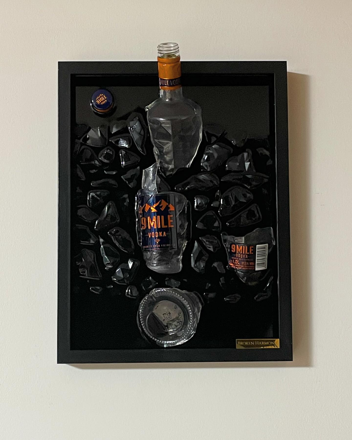 Eine 9Mile Flasche im 40x30cm Bilderrahmen mit Epoxidharz übergossen. 🔨🍾 #brokenbottleart #epoxidharz #epoxy #art