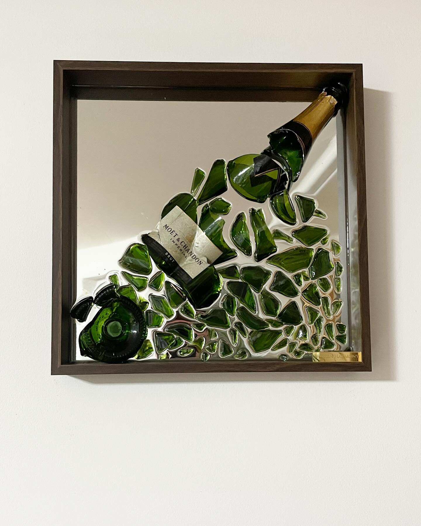 Eine Moët Flasche im 40x40 cm Spiegelrahmen mit Epoxidharz übergossen.🔨🍾 #brokenbottleart #epoxy #epoxidharz #art