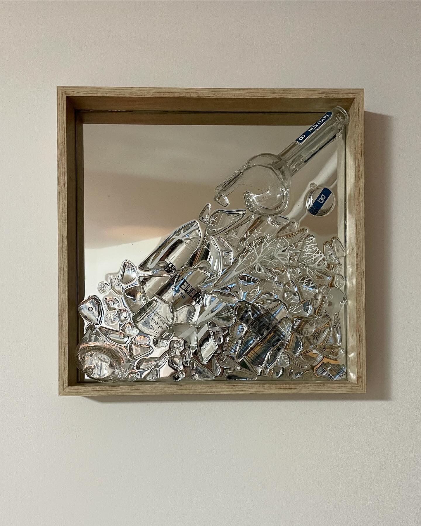 Eine Belvedere Flasche im 40x40 cm Spiegelrahmen mit Epoxidharz übergossen. 🔨🍾 #brokenbottleart #epoxy #epoxidharz #art