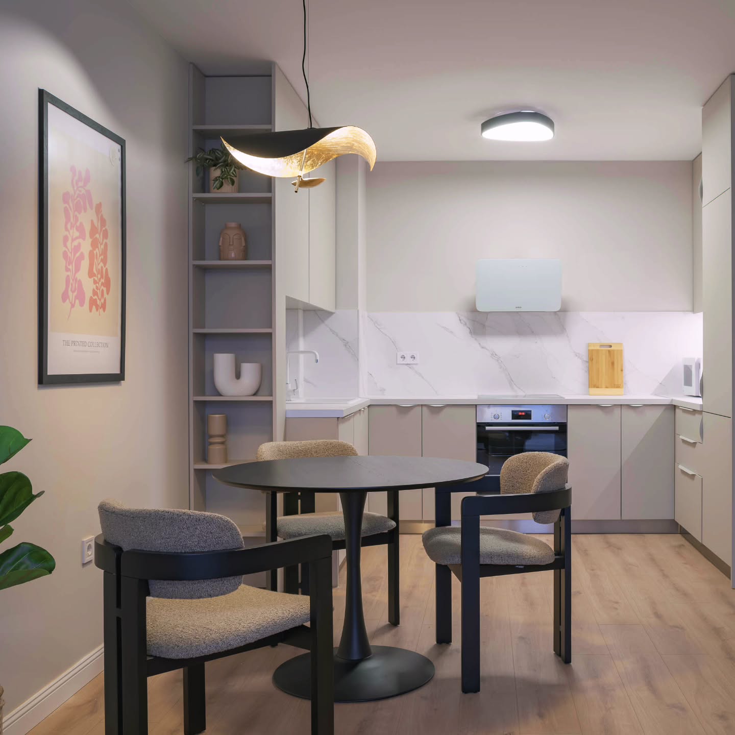 Cozy apartment in the heart of Sofia
#interiordesign #kitchendesign #helenkoss #кухнядизайн #интериорендизайн #апартамент #парадайсплейс #трапезария #хеленкос