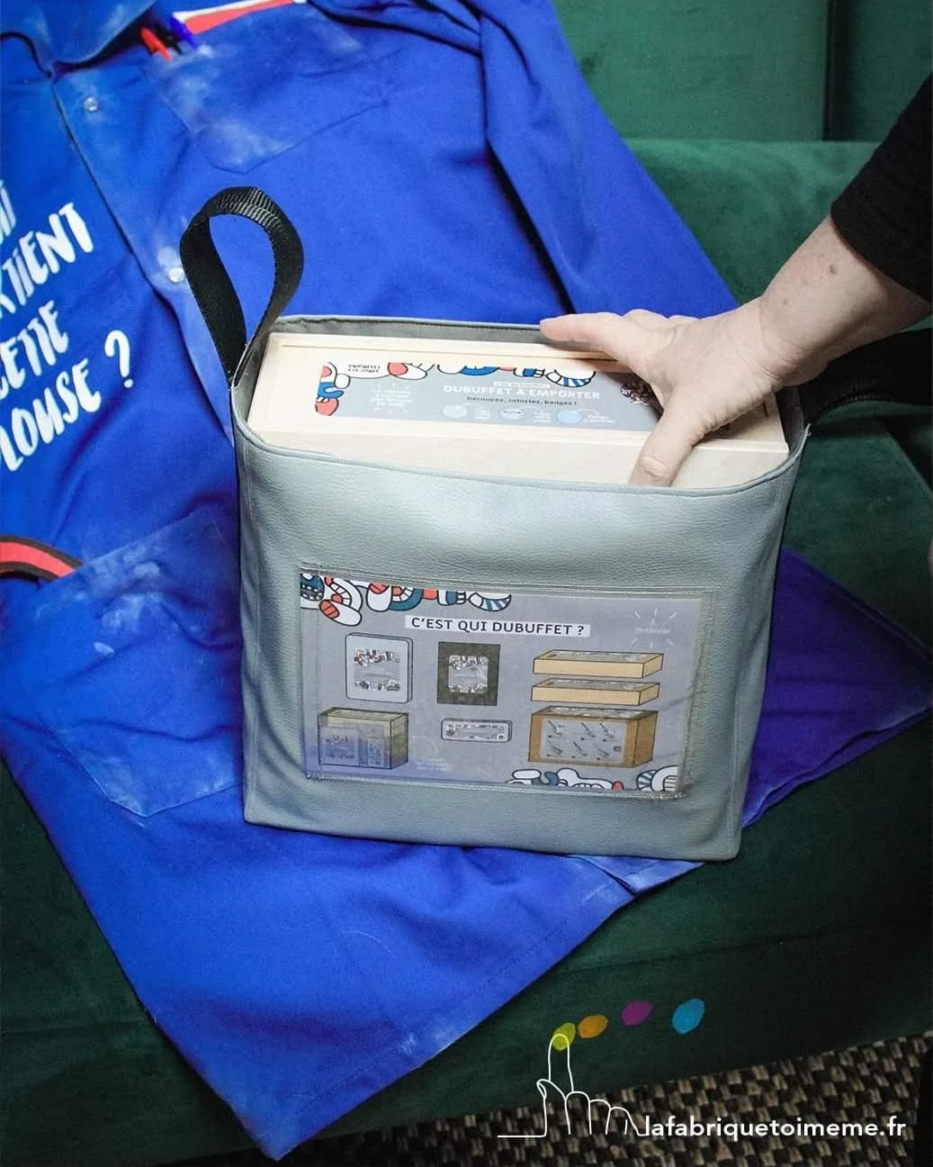 POST 2/3 : MODULES 1 ET 2 ⏭️
🤩🧳DUBUFFET À LA (hour)LOUPE
Un outil de médiation NOMADE et SUR-MESURE pour les publics du champ social !
.
👉 Le défi ?
Faire découvrir la Tour aux figures, Jean Dubuffet et son cycle de l’Hourloupe aux enfants, adolescents, adultes, seniors ou familles en situation de précarité, de fragilité, ou éloignés de la culture (milieu associatif, centres socio-culturels, EHPAD…)
.
👉 Que contient ce chariot ?
Une dizaine d’activités ludiques et créatives !
🥼En guise d’introduction, une blouse à découvrir du bout des doigts
⚪️Module 1 / C’est qui Dubuffet ?
Pour découvrir l’artiste, sa vie, son oeuvre et fabriquer un badge (unique au monde) inspiré par l’univers de Dubuffet.
🔵Module 2 / C’est quoi cette tour ?
Pour tout savoir sur la Tour aux figures, jouer avec les sculptures monumentales de Dubuffet et tester un étonnant outil de dessin !
🔴Module 3 / Hourloupez tout !
Pour explorer le monde graphique et coloré de l’Hourloupe, se mettre en scène et se photographier instantanément…
.
🫶Un grand merci pour la confiance accordée par l’équipe de la Tour aux figures du Département des Hauts-de-Seine ! Nous avons particulièrement apprécié la collaboration fluide et joyeuse avec @florianhnry, médiateur et Anne-Laure Bourgau responsable du site.
.
🙌 Avec @emilieblabla_graphiste -pantographique, @ingezorn costumière tout terrain, @christelleloubriat médiatrice culturelle et sherpa.
Un réalisation sur mesure, avec des découpes laser des impressions 3D au Fablab @lab2r et l’aide précieuse de Bertrand Bachala expert patient du serre-joint !
#mallettepedagogique #mediationculturelle #musee #jeunepublic #museeenfamille #dubuffet #jeandubuffet #fondationdubuffet #artmoderne #pantographe #lafabriquetoimeme