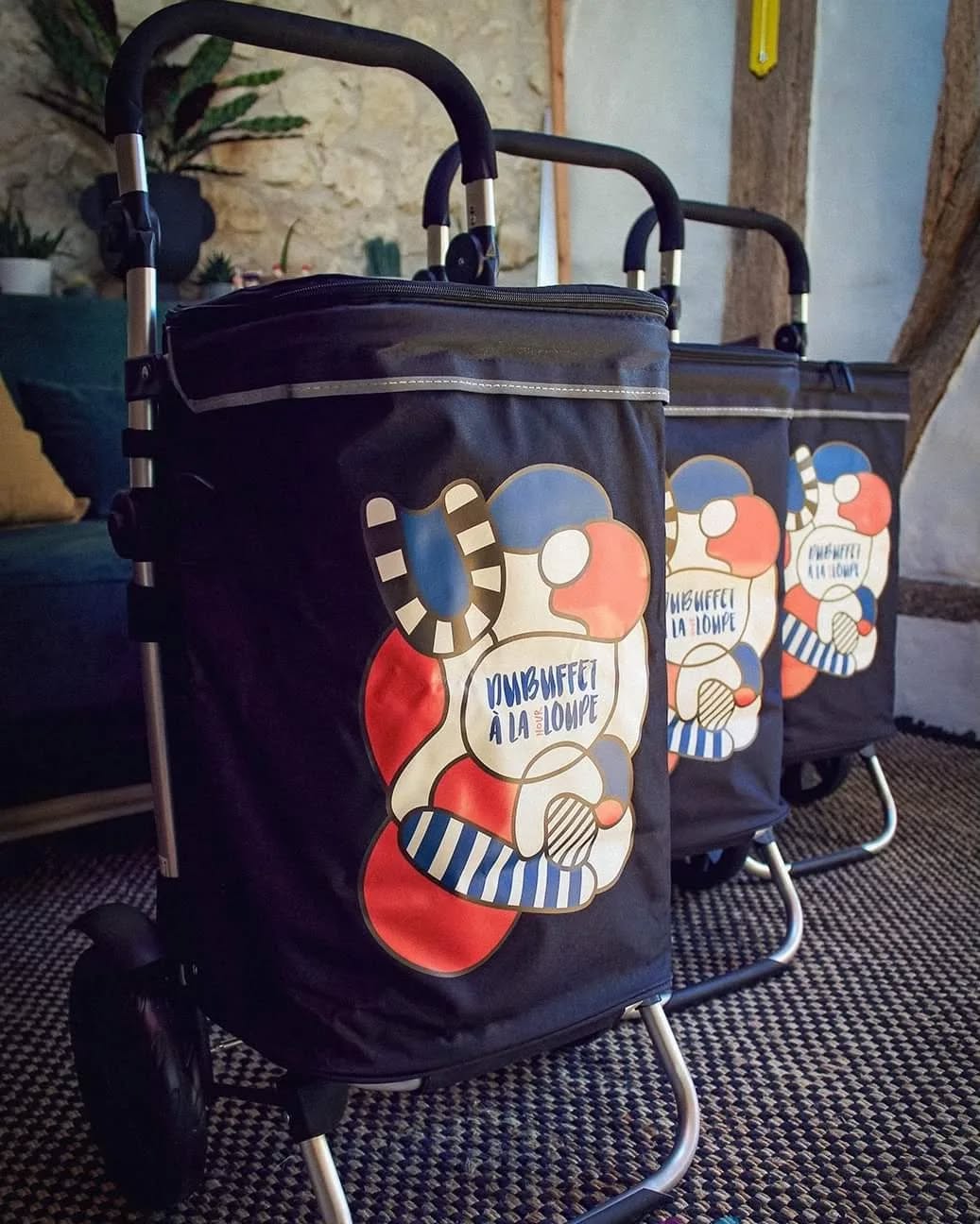 POST 1/3 : LE CADDIE + L'INTRODUCTION ⏭️
🤩🧳DUBUFFET À LA (hour)LOUPE
Un outil de médiation NOMADE et SUR-MESURE pour les publics du champ social !
.
👉 Le défi ?
Faire découvrir la Tour aux figures, Jean Dubuffet et son cycle de l’Hourloupe aux enfants, adolescents, adultes, seniors ou familles en situation de précarité, de fragilité, ou éloignés de la culture (milieu associatif, centres socio-culturels, EHPAD…)
.
👉 Que contient ce chariot ?
Une dizaine d’activités ludiques et créatives !
🥼En guise d’introduction, une blouse à découvrir du bout des doigts
⚪️Module 1 / C’est qui Dubuffet ?
Pour découvrir l’artiste, sa vie, son oeuvre et fabriquer un badge (unique au monde) inspiré par l’univers de Dubuffet.
🔵Module 2 / C’est quoi cette tour ?
Pour tout savoir sur la Tour aux figures, jouer avec les sculptures monumentales de Dubuffet et tester un étonnant outil de dessin !
🔴Module 3 / Hourloupez tout !
Pour explorer le monde graphique et coloré de l’Hourloupe, se mettre en scène et se photographier instantanément…
.
🫶Un grand merci pour la confiance accordée par l’équipe de la Tour aux figures du Département des Hauts-de-Seine ! Nous avons particulièrement apprécié la collaboration fluide et joyeuse avec @florianhnry, médiateur et Anne-Laure Bourgau responsable du site.
.
🙌 Avec @emilieblabla_graphiste -pantographique, @ingezorn costumière tout terrain, @christelleloubriat médiatrice culturelle et sherpa.
Un réalisation sur mesure, avec des découpes laser des impressions 3D au Fablab @lab2r et l’aide précieuse de Bertrand Bachala expert patient du serre-joint !
#mallettepedagogique #mediationculturelle #musee #jeunepublic #museeenfamille #dubuffet #jeandubuffet #fondationdubuffet #artmoderne #pantographe #lafabriquetoimeme