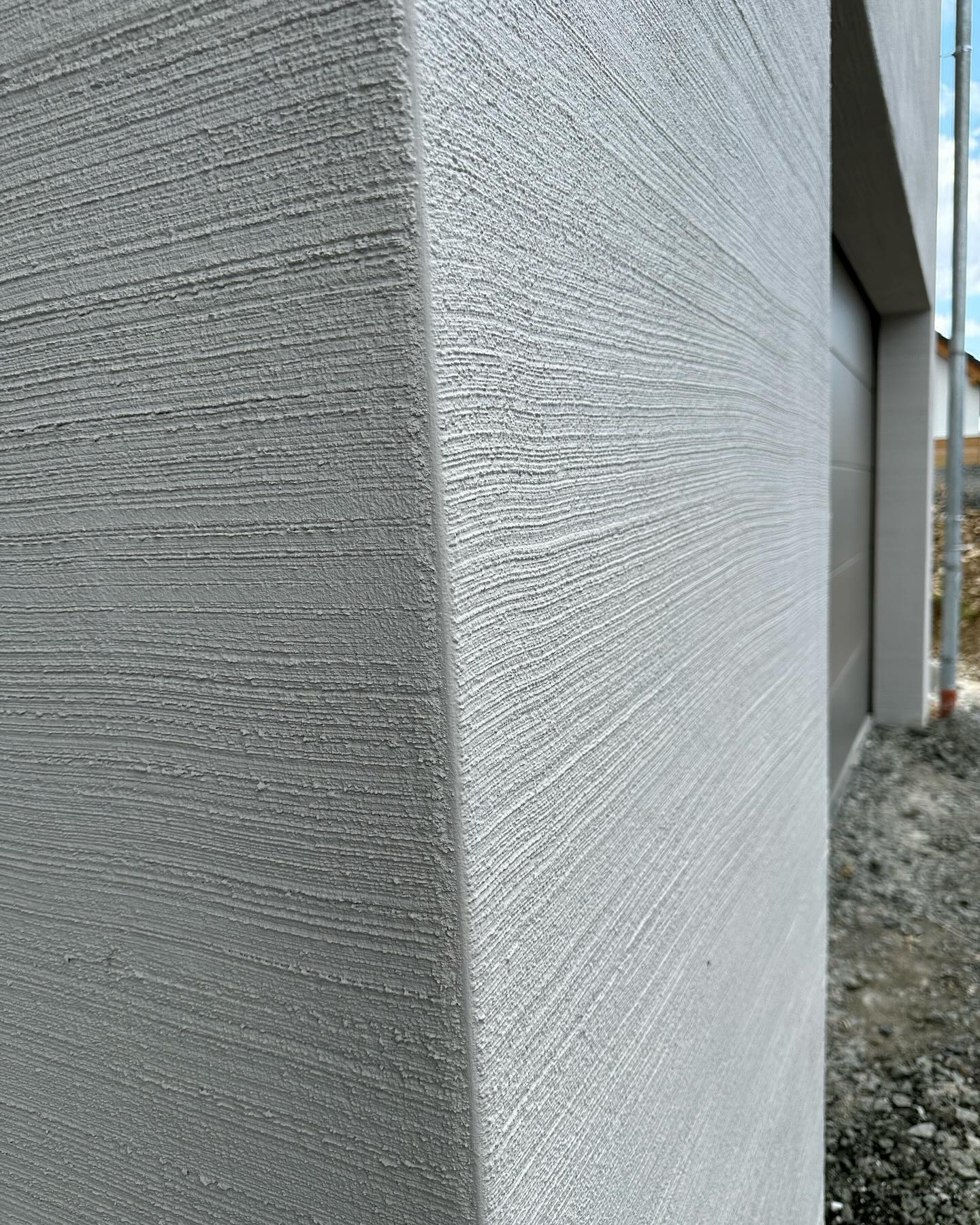 „Mal was Anderes“ ⚠️😍👷🏽♂️
Zum Wochenende ein paar Impressionen aus dieser Woche von der fertiggestellten und optisch sehr besonderen Fassade.😎
Bei bestem Wetter, hieß es Endspurt- die Fenster wurden von der Folie befreit und das Gerüst wurde abgerüstet.☀️👌
Zu sehen ist der „Besenstrich- und Kammputz“ Weber.star 280 (@sg_weber ), welcher als Oberputz aufgetragen worden ist und somit die Fassade vollflächig gestaltet.
Folgend erhielt der „Besenstrich“ einen zweifachen Anstrich.
#stuckateurhandwerk
#handwerkrockt #ausbildungimhandwerk #stuckateurausbildung #zukunftimhandwerk 🏗️👷
#TheoundGuidoHesse #StuckgeschäftHesse #DeinStuckateurinOlpe #stuckateur#außenputz #innenputz #stuck #WeilIhrHausUnsWichtigIst #wirgebenIhremHauseinGesicht #handwerk #teamarbeit