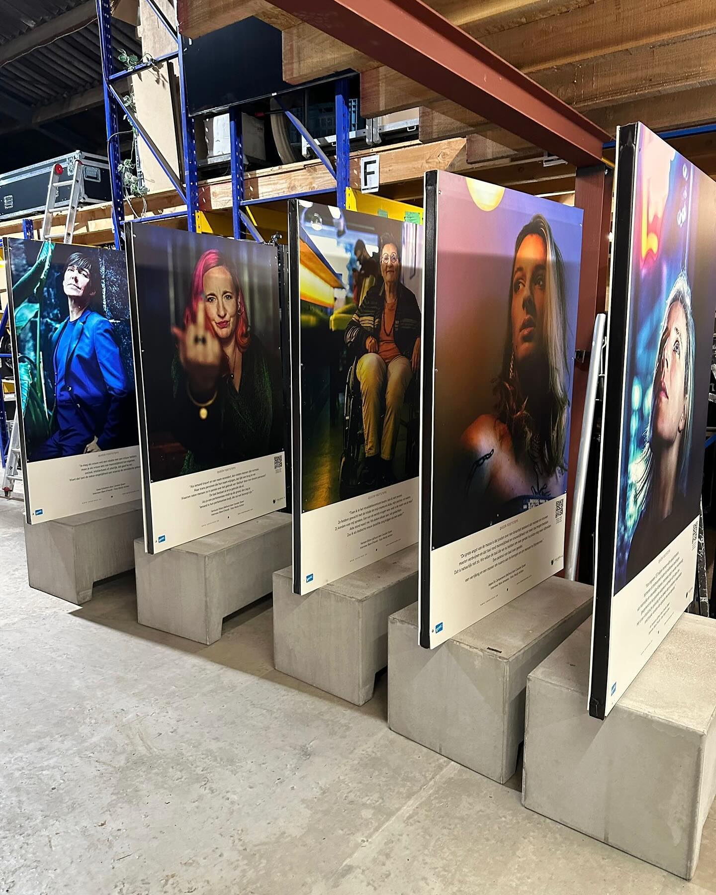 Een sneakpeek van ‘Queer Footsteps’, 10 portretverhalen die we mochten maken voor IDAHOT samen met @casarosa.be en @stadgent . Komende vrijdqg om 9u in de ochtend worden ze voorgesteld aan het Stadhuis, Botermarkt 1, Gent. Vanaf 17 mei en doorheen juni kan je ze bekijken op de Botermarkt.
Teksten: @biemdhondt @nele_janssens @tot_zover
Fotografie: @marijn8en
Project: @jolynelala @lisavdbroucke en Elio
#tentoonstelling #idahot #casarosa #cavalierqueer #portraits #exhibition #lgbtqia #opbouw #inclusie #love