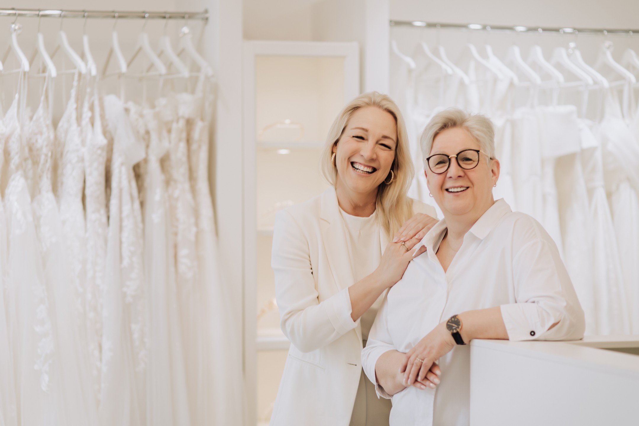 📸✨ Ein Blick hinter die Kulissen mit Anja Kronenglanz Brautmoden! ✨👰
Als Fotografin bei Fotoloft Zittau hatte ich das absolute Vergnügen, Anja und Anne für ihre Personal Branding und Unternehmensfotos zu fotografieren. Es war ein absolutes Highlight, diese beiden herzlichen Frauen vor meiner Linse zu haben! 💫
Von Anjas Professionalität und Warmherzigkeit bin ich schon seit Jahren begeistert, deshalb empfehle ich sie aus voller Überzeugung an meine zukünftigen Bräute weiter. 🎉
Wir zeigen nicht nur die Ergebnisse unseres gemeinsamen Shootings, sondern auch die Leidenschaft und Hingabe, die Anja und Anne in ihre Arbeit stecken. 💕
Schaut unbedingt bei Anja @kronenglanz_brautmode vorbei, um mehr von ihrem zauberhaften Angebot zu entdecken!
Und wenn ihr selbst Interesse an professionellen Fotos für euer Business habt, schaut auf meiner Website vorbei: fotoloft-zittau.com 🌟
#AnjaKronenglanzBrautmoden #PersonalBranding #Unternehmensfotos #FotografinZittau #FotografInSachsen #FotoloftZittau #ZittauLebendigeStadt #Zittau #Fotografie #BusinessFotografie #FotografieLiebe #BehindTheScenes #HerzensEmpfehlung #WeddingGuide #Brautmoden #ZauberhaftesZittau ✨📷