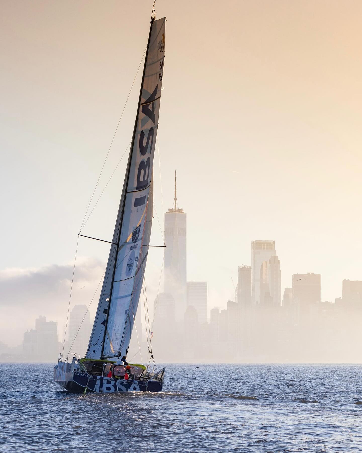 ⛵️ La majorité des Class40 est à New York ! On vous a concocté un best of de ces sublimes arrivées dans la baie new-yorkaise. 📸
1- 🌆
2- 🏅
3- 😁
4- 🫂
5- 🍾
6- ⛵
7- 🦸♂️
8- 🇮🇹
9- 🎥
📸 Alexis Courcoux, Arnaud Pilpré, Vincent Olivaud
#TheTransatCIC #TransatAnglaise #Sailing #Sail #Ocean #Boat #Voile #IMOCA #Class40 #Lorient #NewYork
