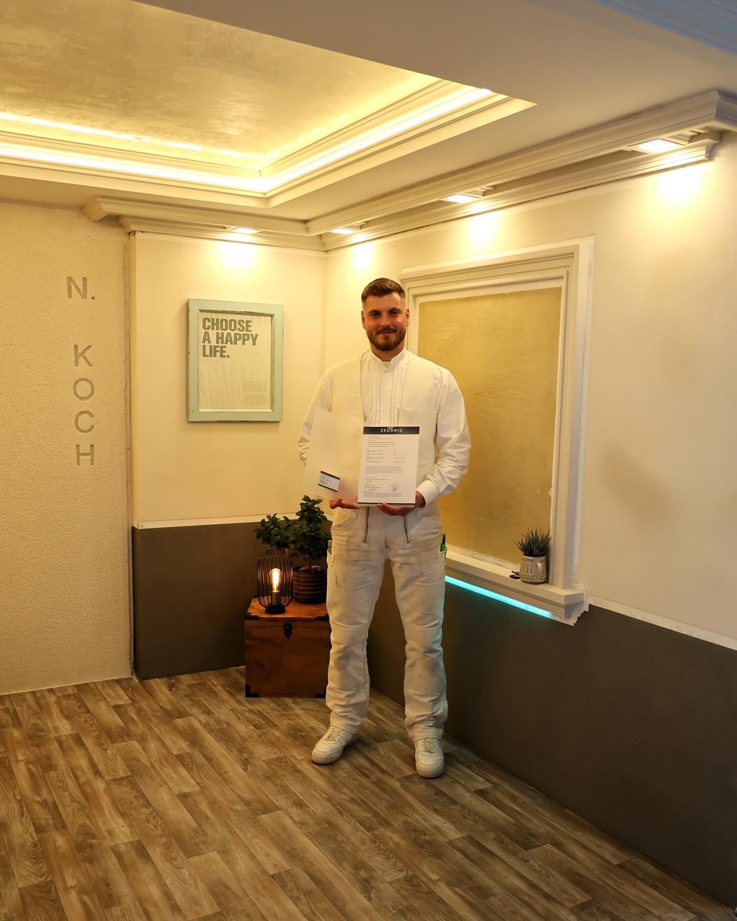 🔝📈👨🎓 Bestanden!! Wir gratulieren unserem @niko__koch zu seiner hervorragenden Leistung in der Meisterprüfung im Stuckateurhandwerk. 🧱📐
Tolle Leistung, wir sind stolz auf Dich!! 🥳
#stuckateurhandwerk
#handwerkrockt #ausbildungimhandwerk #stuckateurausbildung #herzlichenglückwunsch #zukunftimhandwerk 🏗️👷
#TheoundGuidoHesse #StuckgeschäftHesse #DeinStuckateurinOlpe #stuckateur#außenputz #innenputz #stuck #WeilIhrHausUnsWichtigIst #wirgebenIhremHauseinGesicht #handwerk #teamarbeit