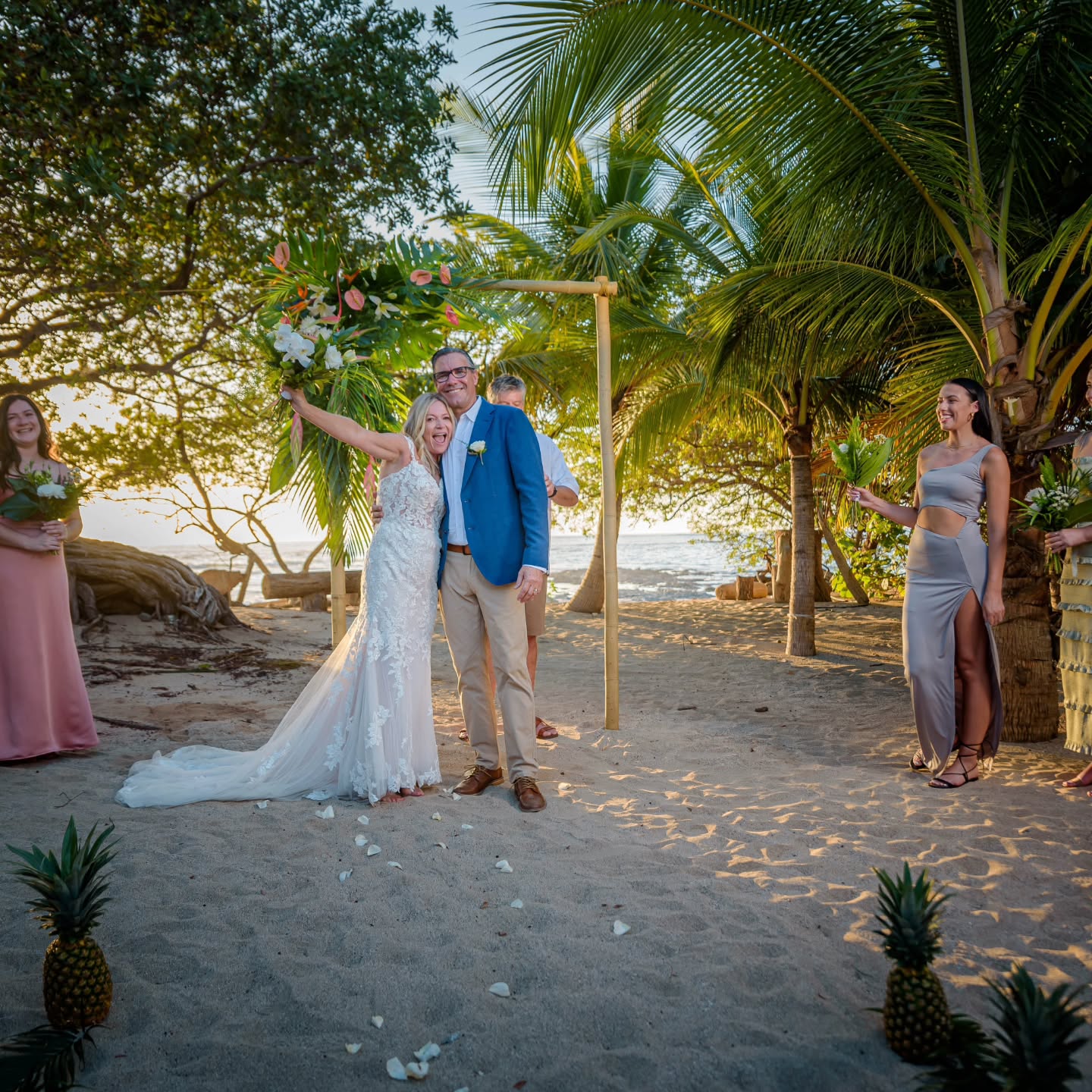 Pineapple aisle!! Absolutely 🍍🍍
Pineapples are a symbol of hospitality and friendship and are a fun way to spice up your aisle decor. 😉
Thank you Toh Gutierrez for the gorgeous photos and Eventos Artesanos for the beautiful ceremony.