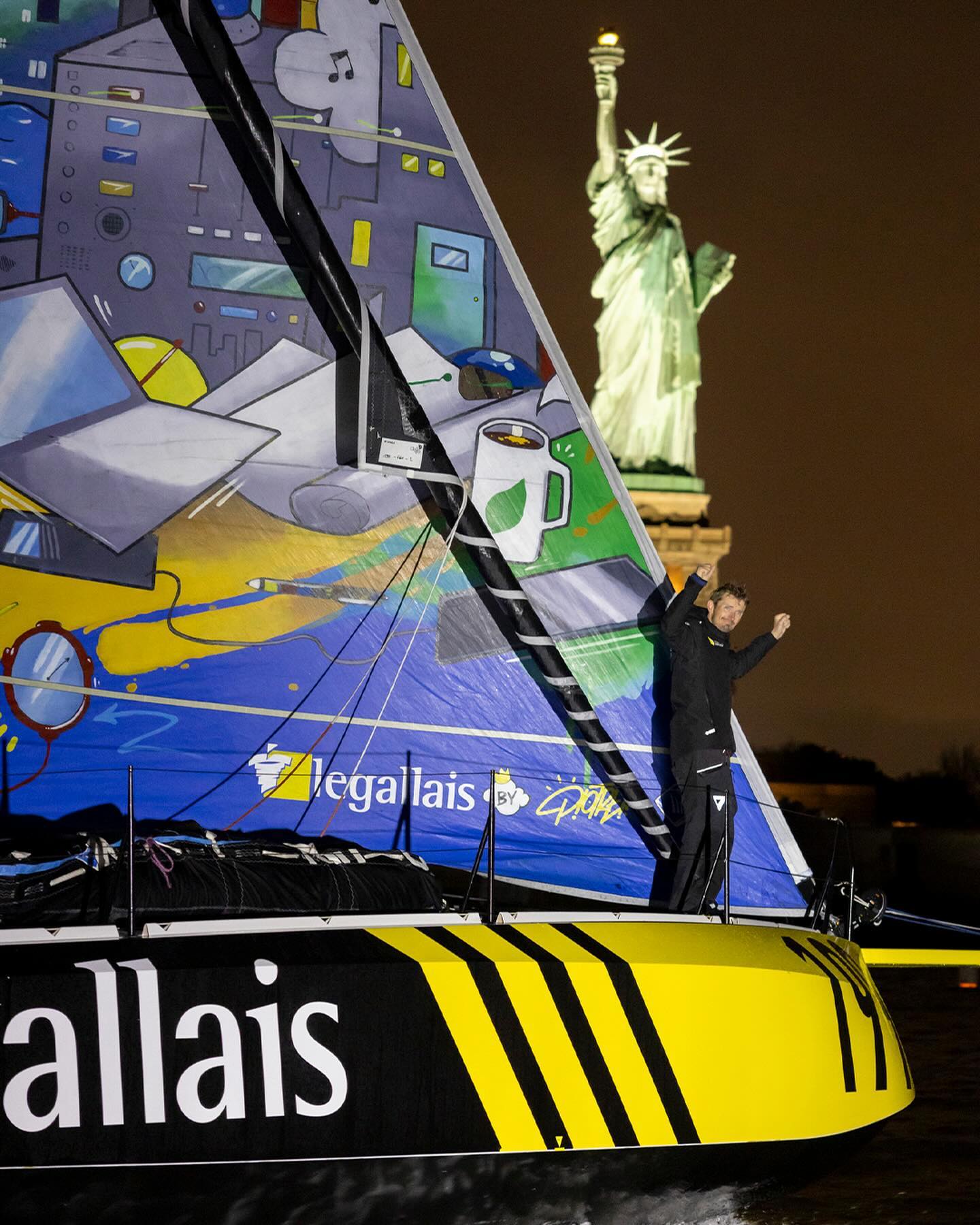 Une arrivée de nuit somptueuse face à la Skyline ! 🌃
🥉 Pour sa première transatlatique à bord de son Class40 LEGALLAIS, Fabien Delahaye s’est offert la 3e marche du podium en Class40 dans la nuit new-yorkaise !
📸 Alexis Courcoux, Arnaud Pilpré
#TheTransatCIC #TransatAnglaise #Sailing #Sail #Ocean #Boat #Voile #IMOCA #Class40 #Lorient #NewYork