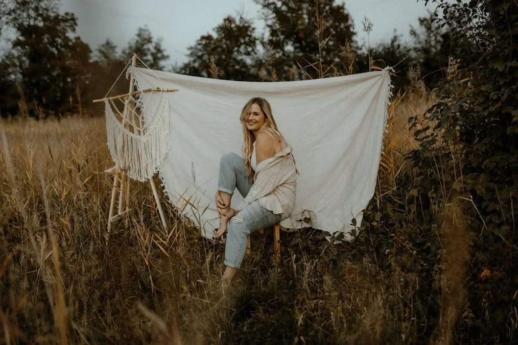 Some free spirit vibes 🌙
Gemeinsam mit der lieben @bettinaoverdose habe ich dieses Konzept umgesetzt. 🧡
Wie gefallen euch die Bilder? 🥰
#freespirit #bohoshooting #bern #portrait #portraitshoot #swissphotographer #swissweddingphotographer #thun #solothurn #switzerland #dirtybootsandmessyhair #bohoinspired #pinterest