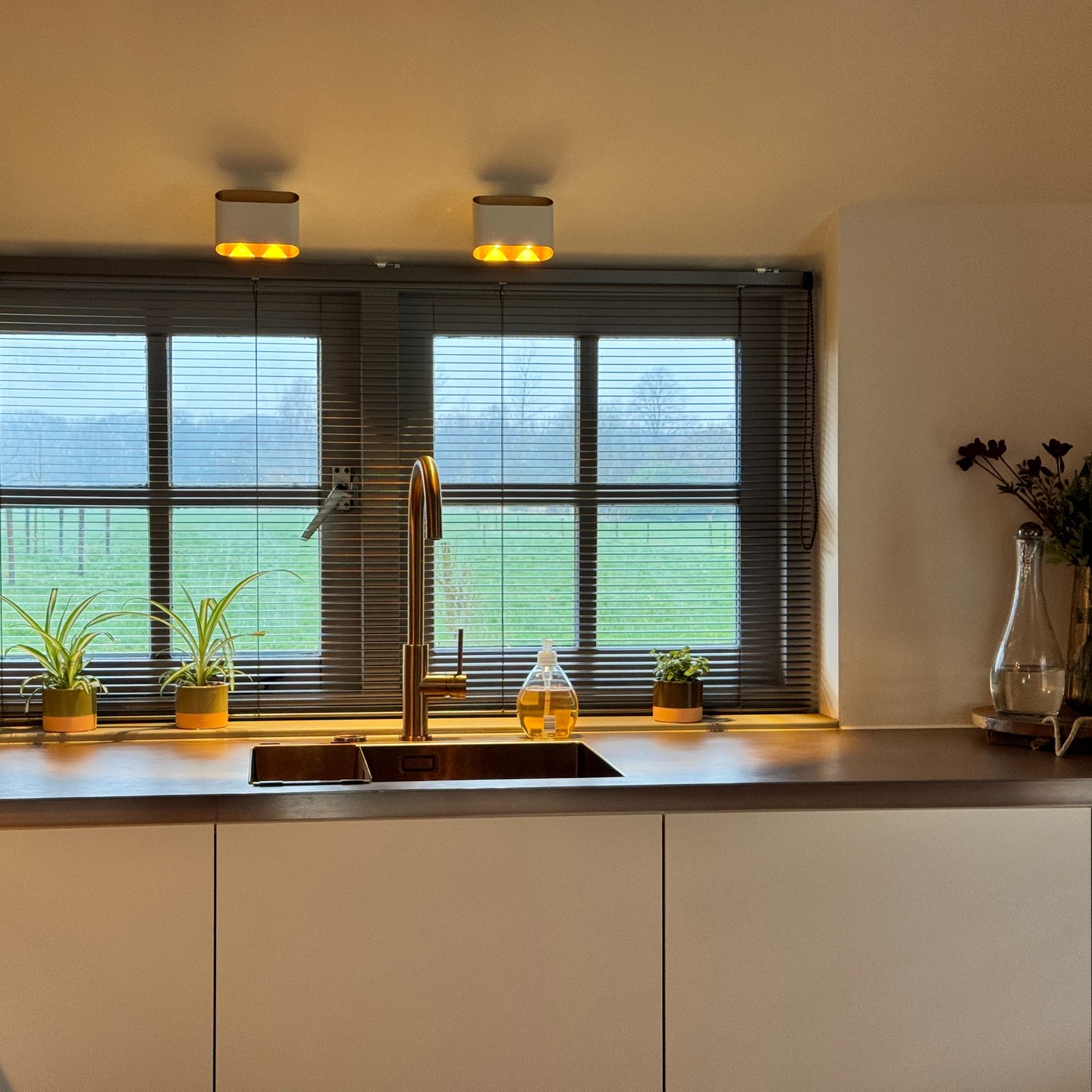 Recentelijk een bijzondere greeploze keuken geplaatst. Het werkblad is uitgevoerd in 4mm Wheathered Copper (inox), met daarop een bijkleurend kookgedeelte. Fronten zijn uitgevoerd in Oatmeal Beige en Lime Earth Baked. #makuskitchen #meubelmaker #interieuropmaat #keukenopmaat