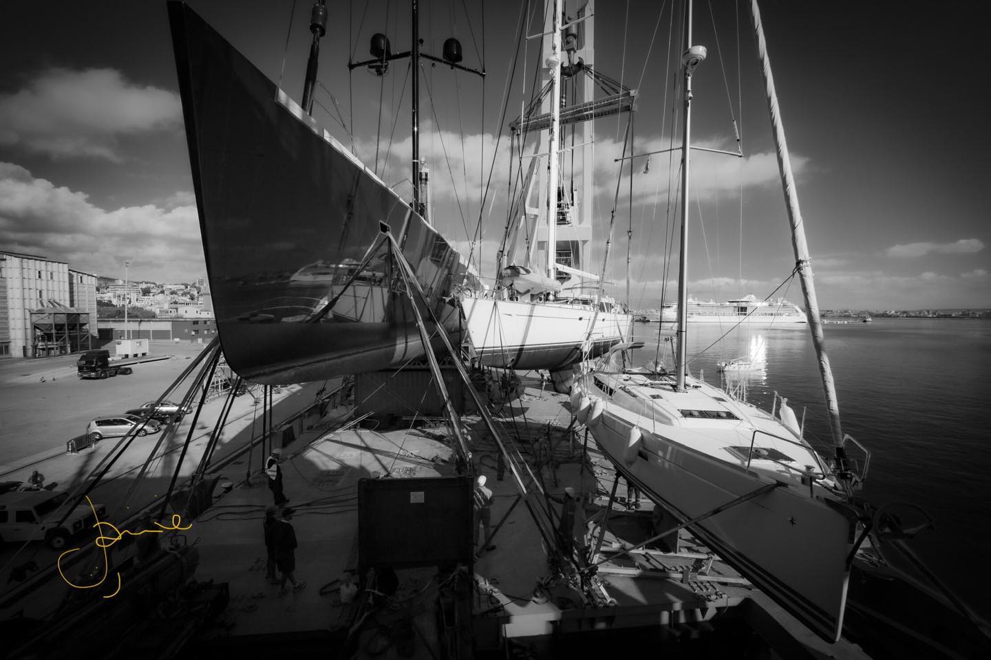 The art of moving 😋#yachttransport #superyachtphotography #blackandwhitephotography