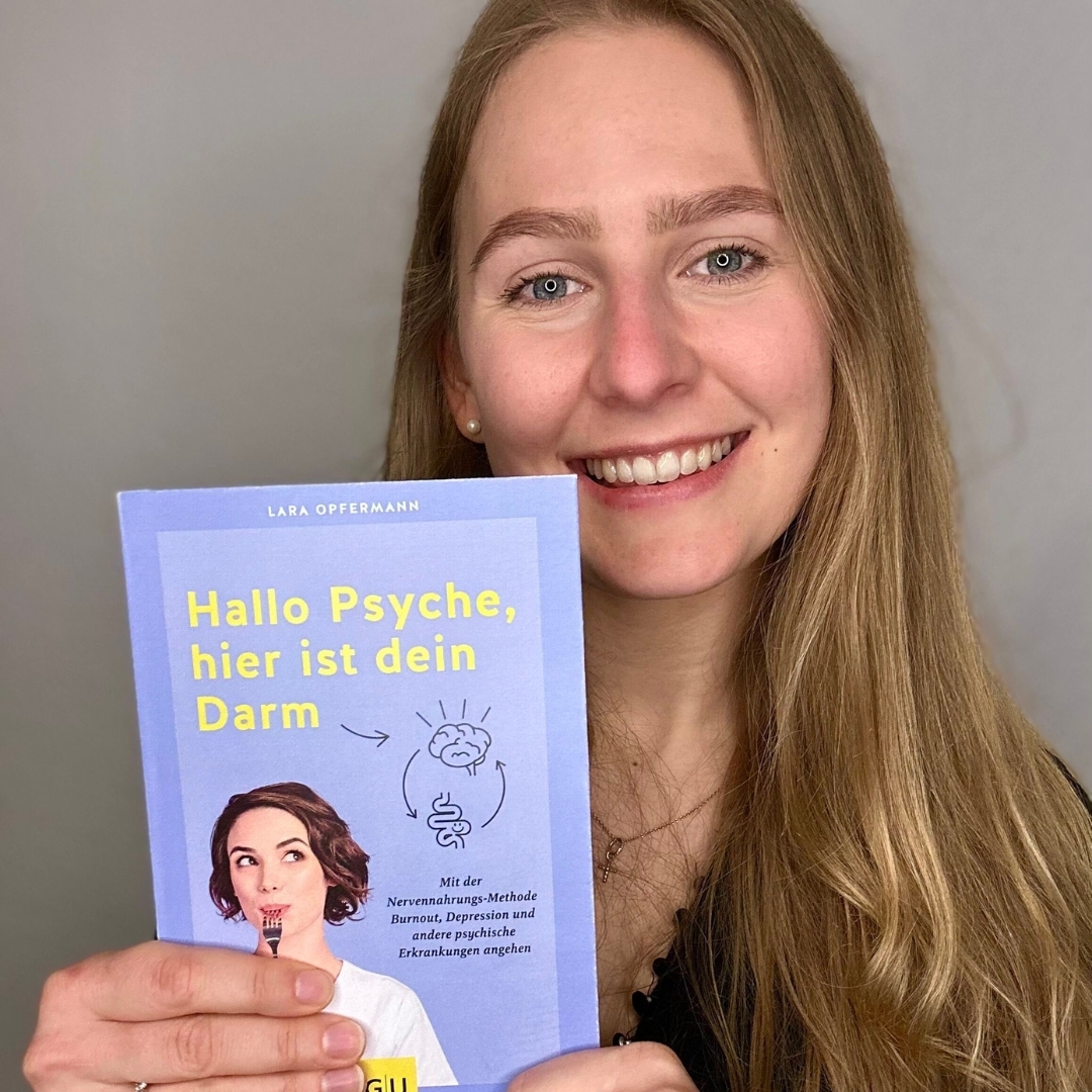 📢📚 Buch-Tipp & Neuerscheinung aus der Community: "Hallo Psyche, hier ist dein Darm" von @laraopfermann
📈 #Darmgesundheit - ein Thema so präsent wie nie zuvor! Und es gewinnt weiter an Relevanz, wie schon von unseren Expert:innen im Nutrition Hub Trendreport 2023 prognostiziert.
✍ Ernährungswissenschaftlerin Lara Opfermann beschreibt in ihrem Buch "Hallo Psyche, hier ist dein Darm" wie die psychische Gesundheit durch Ernährung und Lebensstil gestärkt werden kann. Lara teilt ihre eigenen Erfahrungen und wissenschaftliche Erkenntnisse, die zur Entwicklung der "Nervennahrungs-Methode" führten.
📅 Das Buch "Hallo Psyche, hier ist dein Darm" ist am 4. April 2024 beim @gu.verlag erschienen.