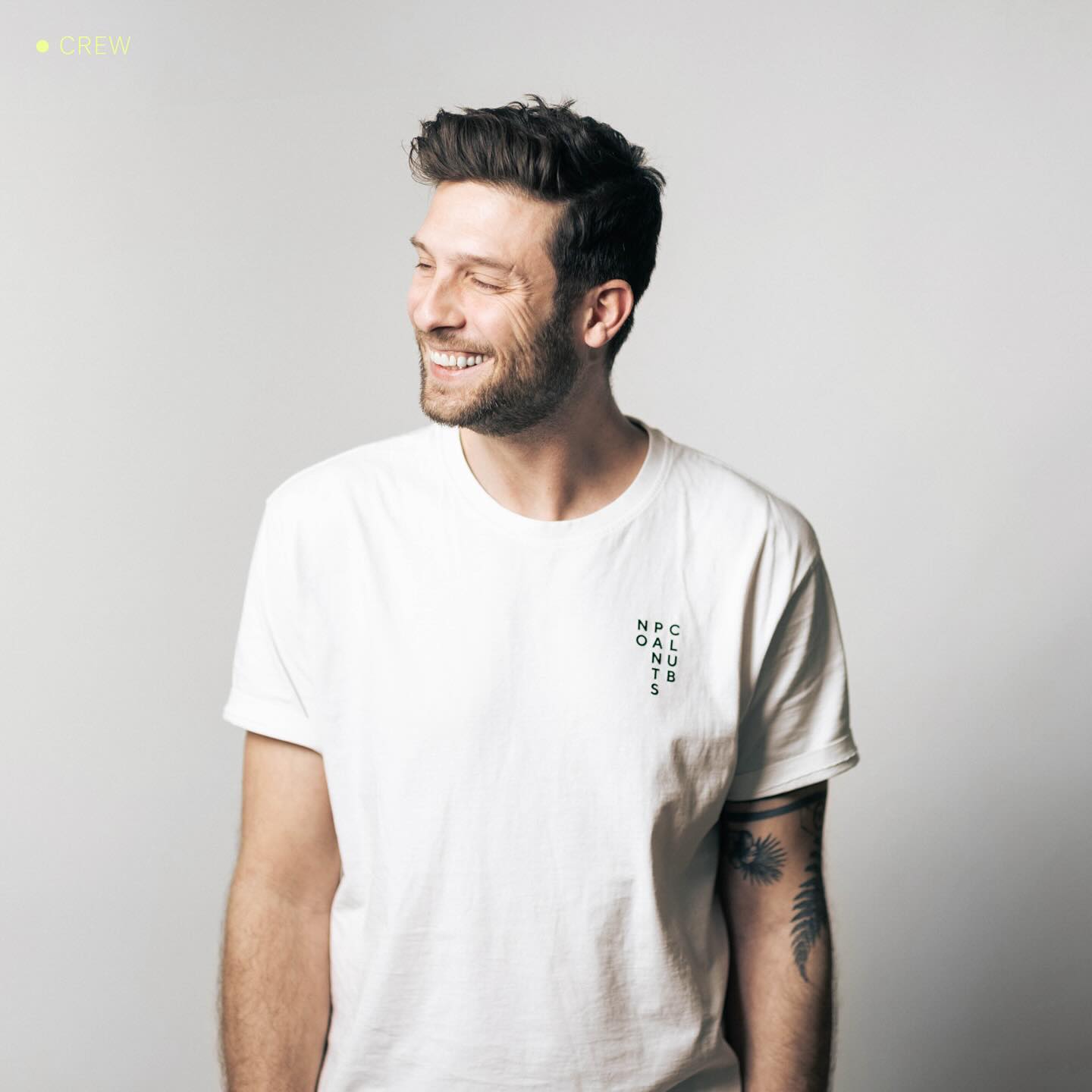 Who the f*** are you?!
〰️ 🎬, die Zweite. Heute im Programm: Nils.
Er managed gemeinsam mit Wiebke unseren Club, hat zwar einen kleinen Kopfumfang (er kann nur Kinder-Caps tragen 🧒🏼) , aber dafür steckt da ziemlich viel Kreativ-Gold drin – vor allem filmerisch-konzeptionell besitzt er ein hervorragendes Gespür. Zufrieden mit seiner Arbeit ist er eigentlich nie, aber das ist wahrscheinlich sein Geheimrezept für geile Filme.
👉🏼 Swipe for more information.
Fragen? Einfach mal auf einen Kaffee in Giesing vorbeikommen, anrufen oder hier in die Kommentare tippen.
@nils.krebs
📷 @sconnections @florianbreitenbergerphoto @wiebketamm @barbarahibler.fotografie
#crew #nopantsclubmünchen #nilskrebs #geschäftsführung #filmcrew