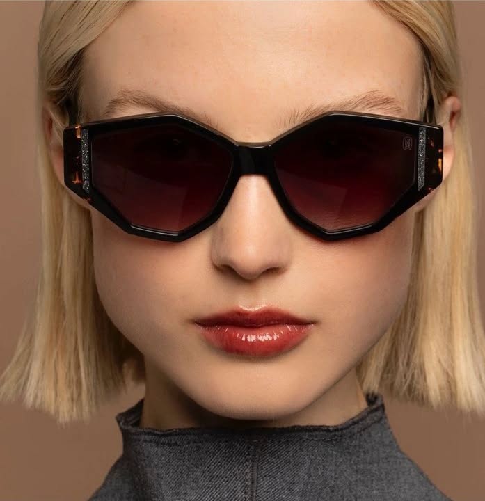 Mahila eyewear
Fabriqué avec amour en Italie 🤗
#sunglasses #summer #holidays #lunettes #lunettesdesoleil #opticiens #leslunettesdebenjamin #lunion #carrédespyrénées#handcrafted