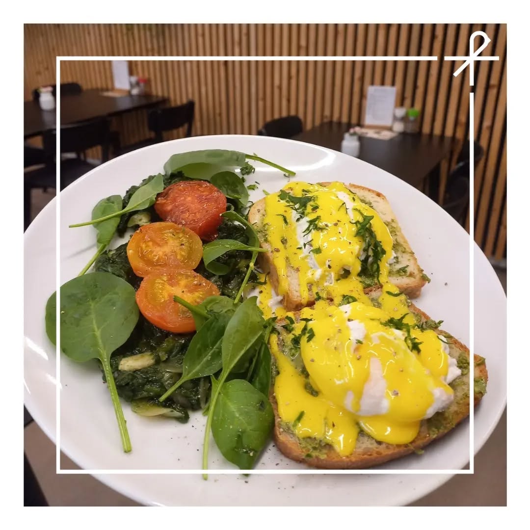 Tento týden v naší nabídce vejce benedikt na toustu, špenátové hnízdo a pečená rajčata, anebo farmářská omeleta s uzeným pstruhem a koprový dip. Dobrou chuť. 😊
#bistrovlastovka #bistro #klatovy