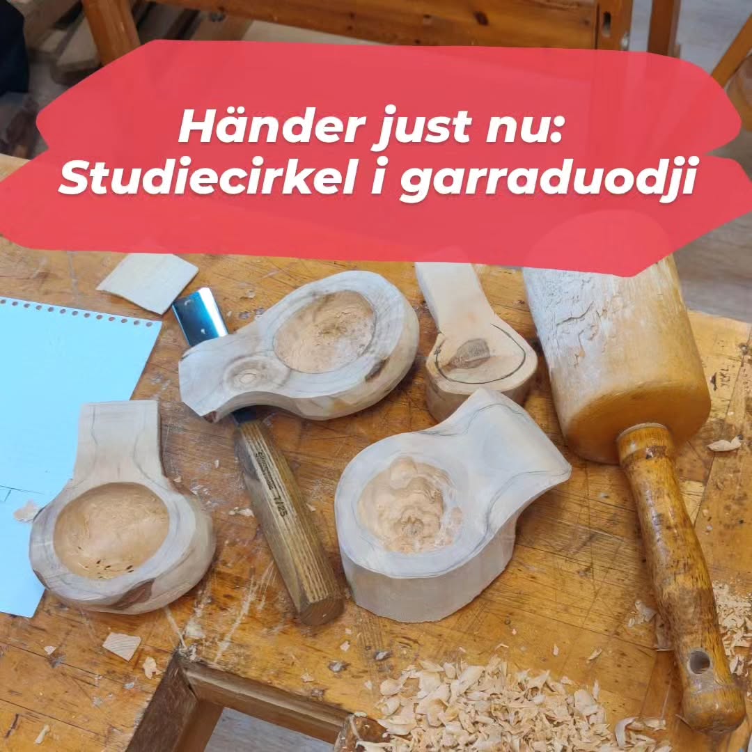 Idag kör vi hårdslöjdscirkel i @sv_goteborg lokaler! Dessa är deltagarnas guksis-in-the-making!
❤️💚💙💛
#sameföreningeniGBG #duodjiinprogress #duodji #guksi