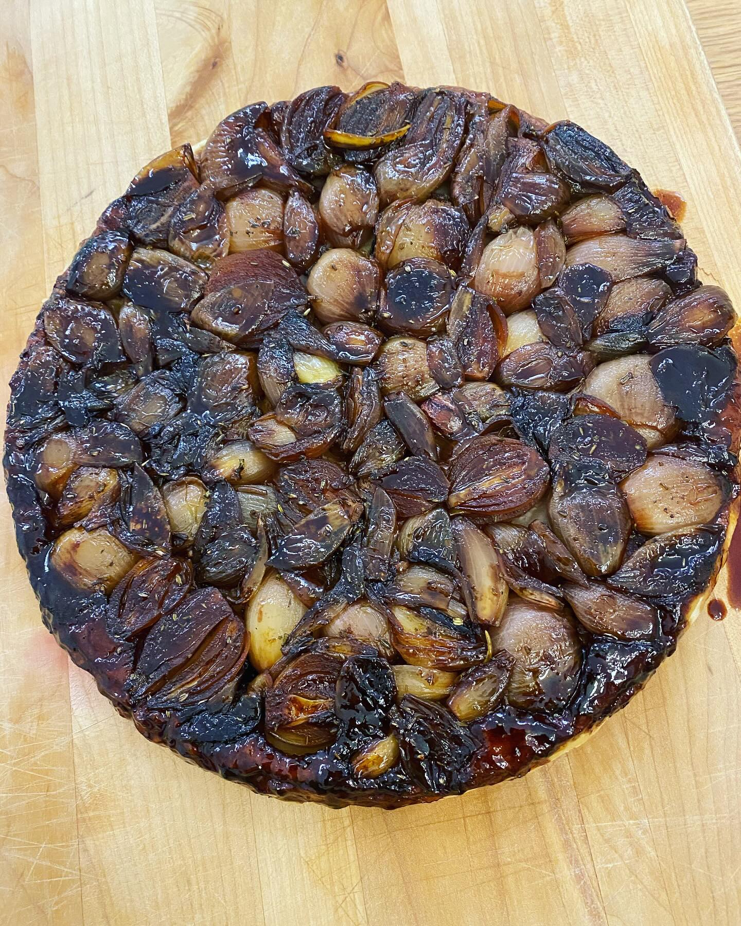 Tarte tatin aux échalotes 🤩
Collection hiver du printemps 2024 🌨️💨
Période tarte tatin 🌪️
1 pâte feuilletée
600 g d’échalotes
40 g de beurre
2 cuil. à soupe de sucre roux
2 cuil. à soupe de vinaigre balsamique
origan / thym
parmesan
sel, poivre
Pelez les échalotes et coupez-les en 2 dans la longueur.
Faites fondre le beurre avec le sucre sur le feu doux sans cesser de remuer dans une poêle.
Ajoutez les échalotes, faces coupées sur le fond, et recouvrez-en toute la surface sans les superposer. Laissez cuire à feu moyen 5 à 6 min. Ajoutez le vinaigre balsamique, le sel, le poivre, l’origan et le thym et poursuivez la cuisson pendant 6 min environ. Retirez du feu et laissez refroidir 10 à 15 min.
Préchauffez le four à 190°C.
Disposez du papier sulfurisé sur un fond de moule à tarte puis déposez la pâte à tarte puis les échalotes et rentrez les bords de la pâte vers l’intérieur. piquez légèrement la pâte à quelques endroits, enfournez et faites cuire 25 à 30 min.
Sortez la tarte du four, laissez reposer 5 min puis retournez-la d’un coup sec sur un plat adapté. Saupoudrez de parmesan.
Recette @ellefr
#healthyfood#organicfood#instafood#instagood#instagoodfood#foodstagram#eeeeeats#feedfeed#veggie#veggiefood#foodies#homemadefood#eat#eatgood#mangersain#food#foodshare#recettemaison#onmytable#storyofmytable#cook#cooking#vegetarien#vegetarian#vegetarianrecipes#foodies#eatyourveggies#tartetatin#tatin#recette#nutritionniste