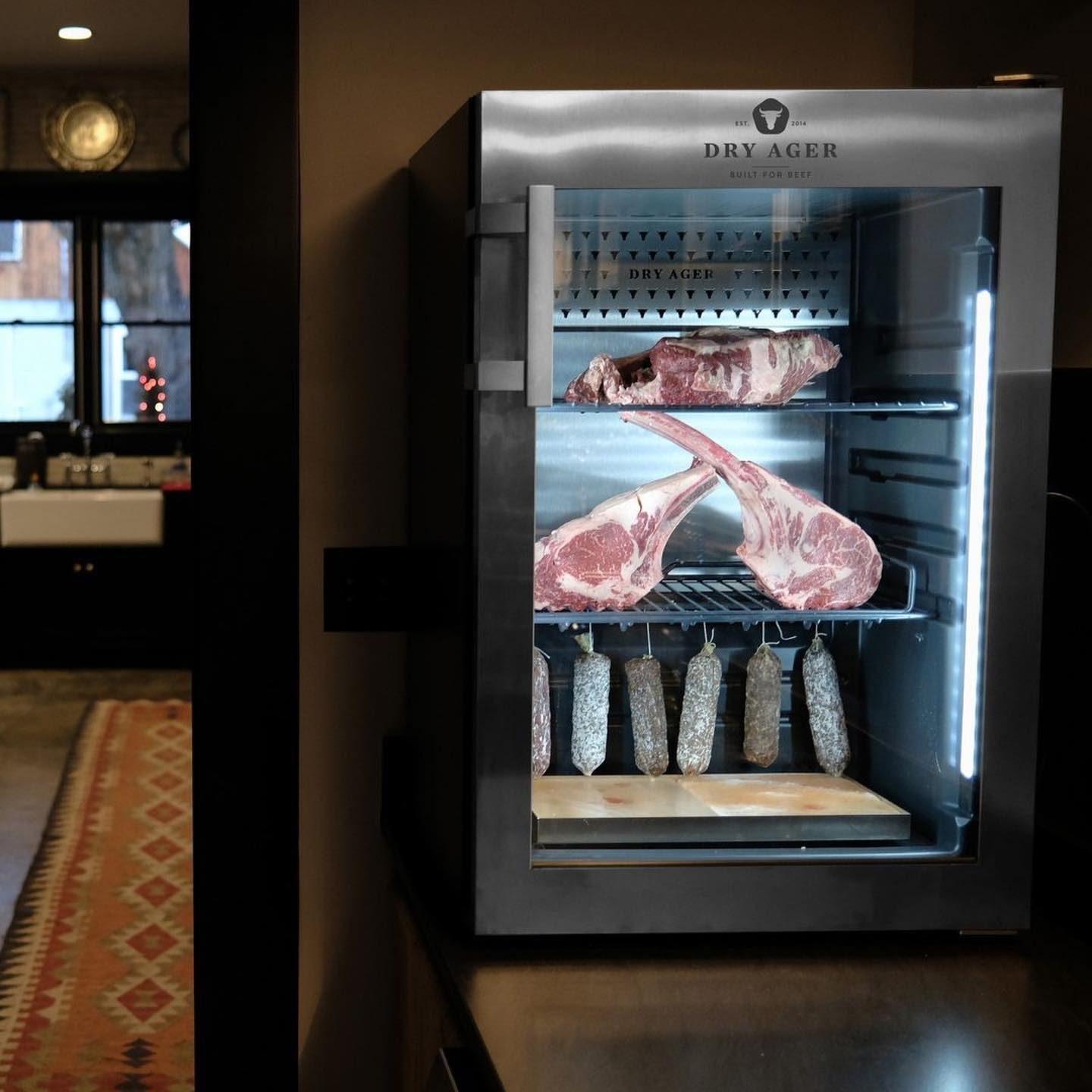 Zu Hause geniessen 🥰
Unser kleiner DRY AGER Schrank passt perfekt in Ihre Küche! Sie können ganz einfach 🥩 veredeln, 🔪 vorbereiten und 👨🍳 kochen, alles an einem Ort. Ausserdem sieht er auch wirklich gut aus! 😉
Reposted from: @dryager
#dryager #dryagerlove #dryaged #smartaging #meat #beef#meatlover #meatlovers #meatlove #interiorinspiration #interiordesign #interior #kitchen #kitchendesign #kitcheninspiration #interiorinspiration