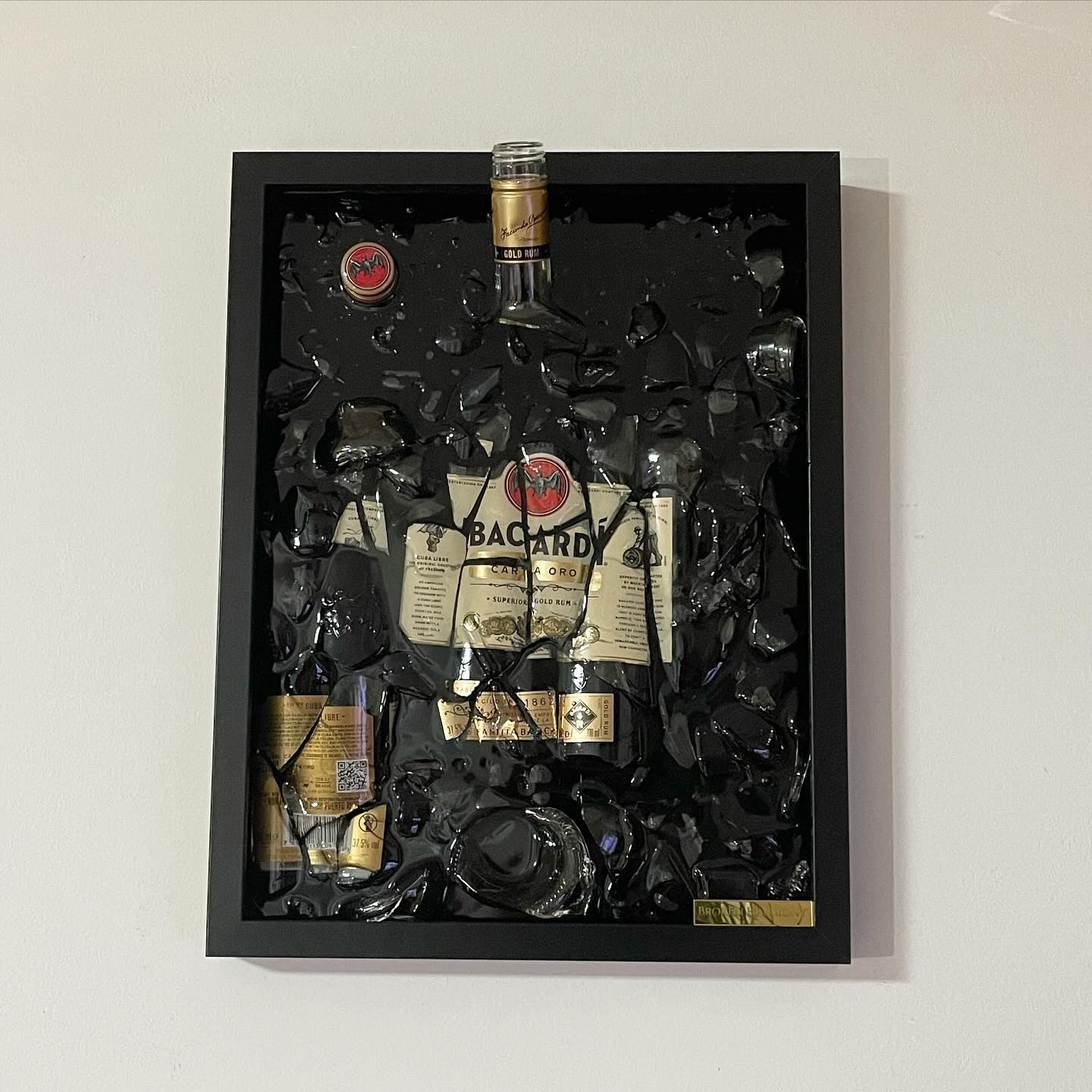 Zerbrochene Bacardi Flasche im 40x30 cm Bilderrahmen mit Epoxidharz übergossen. 🔨🍾 #brokenbottleart #epoxy #epoxidharz #art