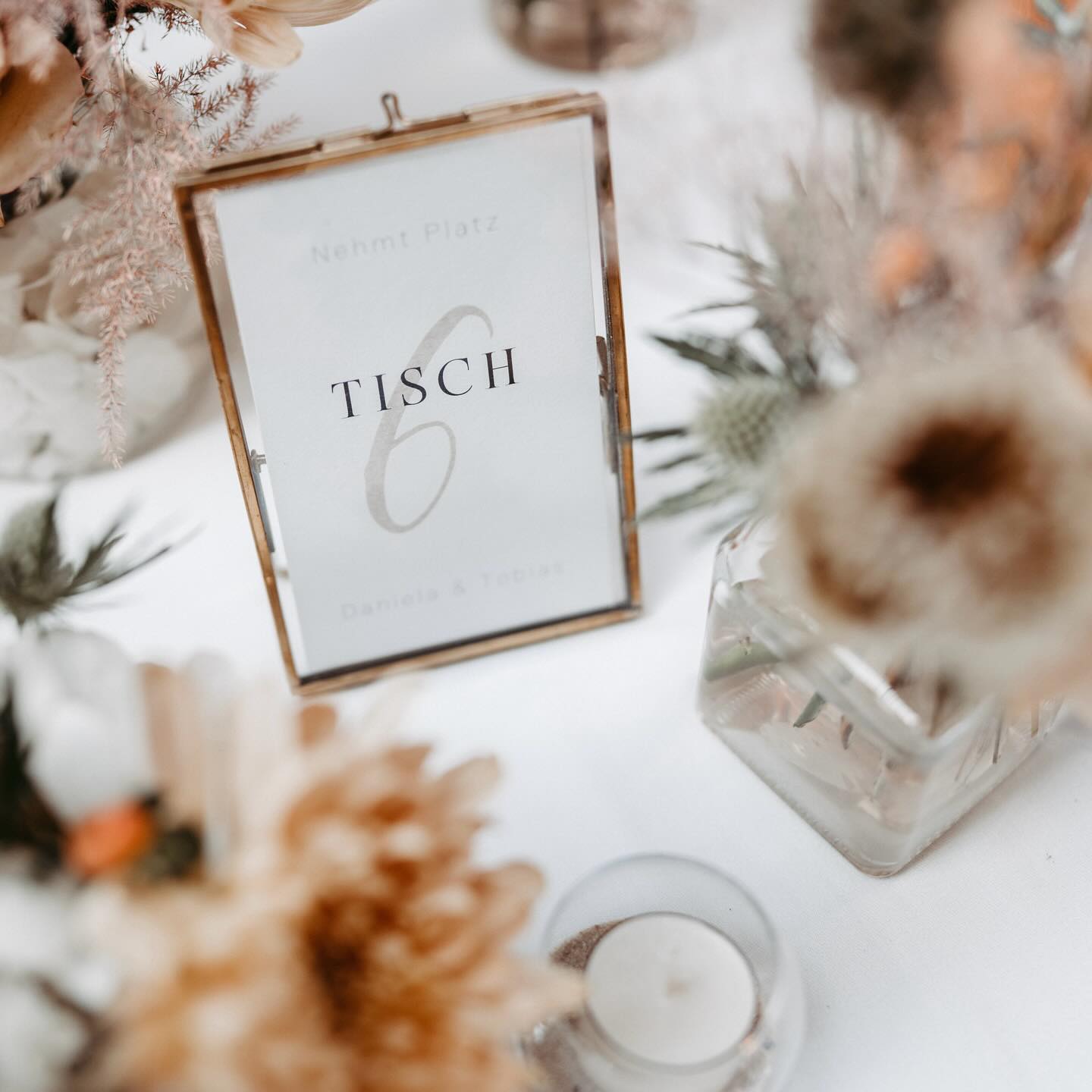 Nimm Platz.
Foto: @hochzeitsfotografsebastian
#eibenhofbadsaarow #eventlocation #weddinglocation #feiernamscharmützelsee #scheunenhochzeit