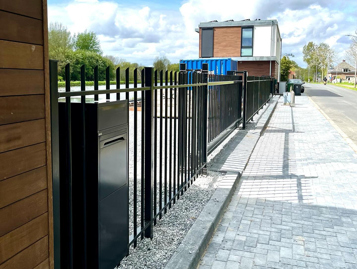 Twee elektrische schuifpoorten geplaatst in Delft. Aansluitend spijlenhekwerk met geïntegreerde pakket/brievenbus.
#elektrisch #schuifpoorten #staal #hekwerk #stalenpoort #staal #brievenbus #opmaat #delft #verzinkt #poedercoating #tuin #tuininspiratie #nieuwbouw #wesselssteelworks