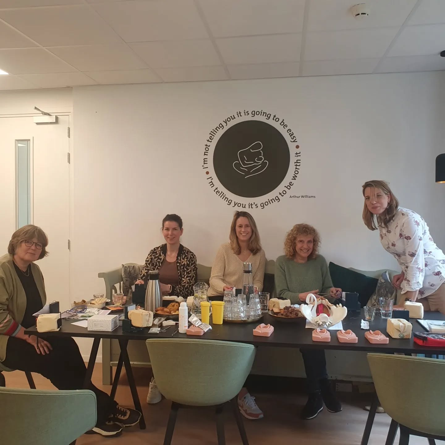 Een super leerzame Masterclass Hechttraining gehad van MCB trainingen gisteren op de praktijk. Omdat er steeds weer nieuwe inzichten en nieuwe technieken zijn en om simpelweg heel goed geoefend te blijven!! Dank aan trainer Marieke Crans voor alle uitleg en oefening 😀💪