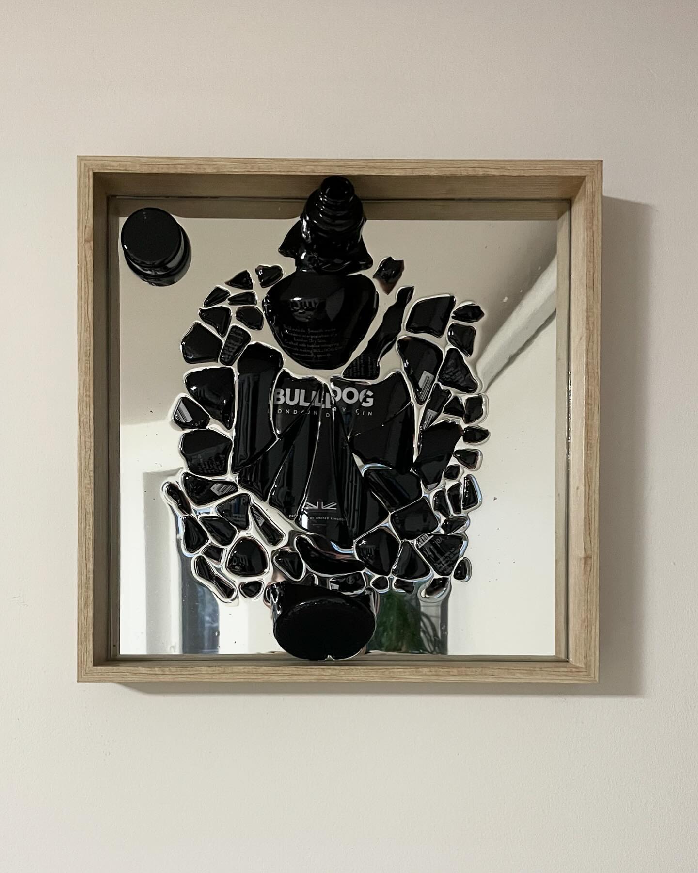 Zerbrochene BULLDOG Flasche im 40x40cm Spiegelrahmen mit Epoxidharz übergossen. 🔨🍾 #brokenbottleart #epoxy #epoxidharz #art