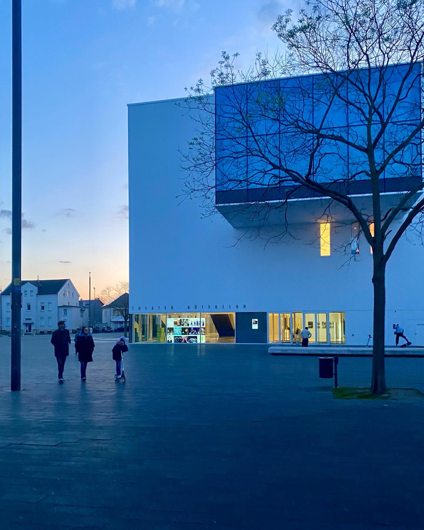 Die Ausstellung „Ansichten-Einsichten“ in der Stadthalle Gütersloh ist noch bis Juni 2024 zu sehen. (Mo.-Fr. 8-12 Uhr)