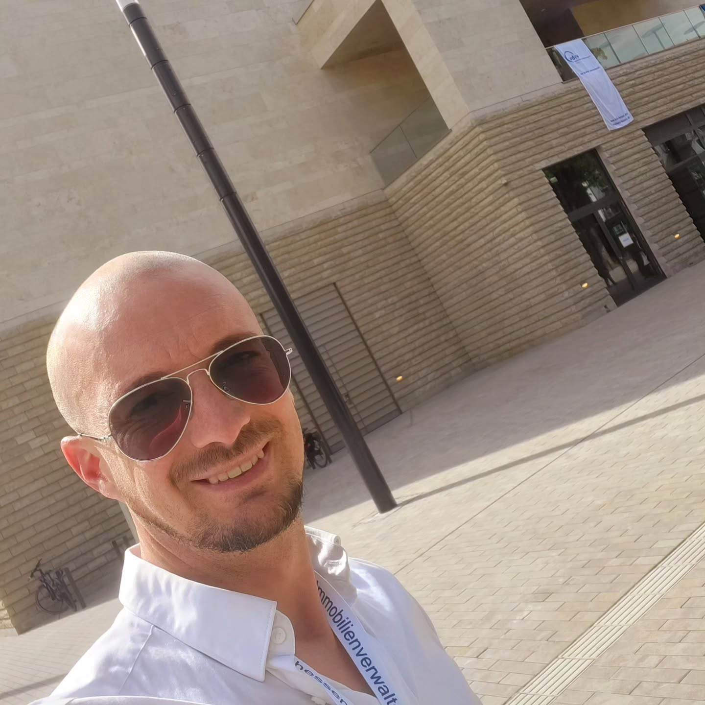 Willkommen! Ich bin Mario Kautz und Geschäftsführer der WFV Hausverwaltung GmbH mit Sitz in 63674 Altenstadt. Wir verwalten mit aktuell 5 Mitarbeitern über 1.000 Einheiten im Rhein-Main-Gebiet. Wir sind die neue Generation und schaffen durch innovative Lösung die höchstmögliche Transparenz. Lassen Sie uns über Ihre Immobilien sprechen!
#hausverwaltung #immobilien #vdiv #immoware24 #wegverwaltung #mietverwaltung #beirat