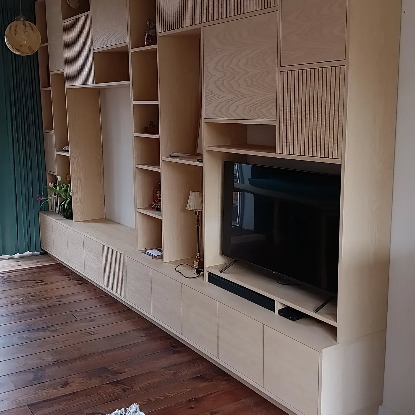 Een kastenwand van essenhout op maat geplaatst, gemaakt en ontworpen. Het geheel is gespoten met transparante lak. Dit geeft de kast een rustige uitstraling, behoudt de natuurlijk lichte houtkleur en laat de hout tekening goed uitkomen. Een aantal fronten is voorzien van groeven voor meer contrast in het aanzicht. Hierdoor heeft de kast meer eigenheid en een fraaier uiterlijk. #snijdthout #meubelontwerp #meubelmaker #essenhout #kastenopmaat #tailormadefurniture #puurhout #meubelsopmaat #kastenwand