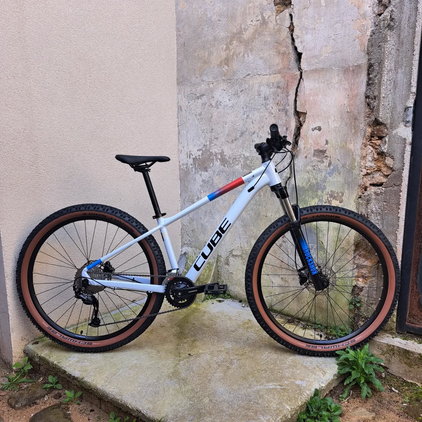Voici le Cube Aim SLX ! Bientôt livré pour un beau cadeau d'anniversaire 🎁
Un VTT superbement équipé à prix tout doux 😉
✅️ Fourche RockShox Judy avec blocage
✅️ Transmission Shimano Alivio 2×9 vitesses
✅️ Freinage hydraulique à disques Shimano
✅️ Cadre aluminium Lite Double Butted
Magnifique dans cette livrée blanche avec pneus Schwalbe Smart Sam à flancs marrons !
#cubeebikes #mtb #cubeaim #cubemtb #rockshox #shimanomtb #schwalbetires #pourmonvelo #verriereslebuisson #crosscountry