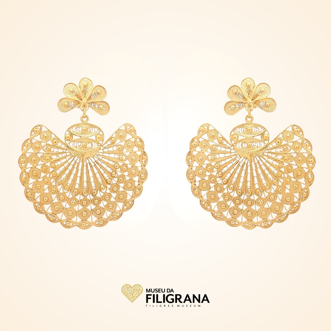 Anselmo 1910 apresenta na loja do Museu da Filigrana, os brincos de filigrana em prata dourada.
Presenting at The Filigree Museum Store the gold plated sterling silver filigree earrings.
#brincos #pratadourada #manual #tradicional #moderno #caudadepavao #pavao #joalharia #earrings #goldplatedsilver #filigrana #filigree #peacocktail #modern #traditional #handmade