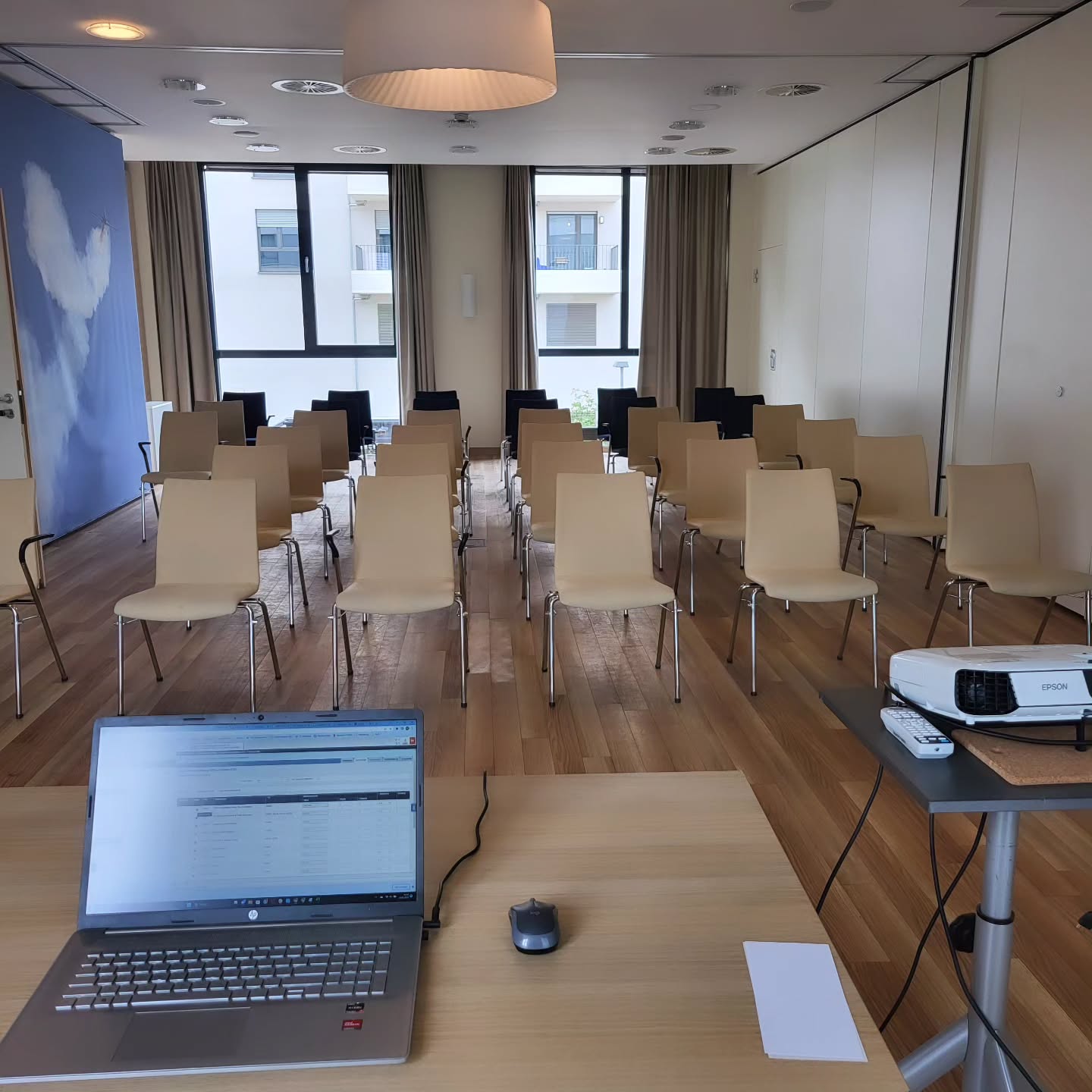 Eigentümerversammlung einer WEG finden in der Regel bei uns im Büro statt. Bei einer Entfernung von mehr als 20km laden wir selbstverständlich in ortsnahe Locations ein. Wir sind digital und das Protokoll erhalten Sie direkt im Anschluss in unserem Portal.
#Eigentümerversammlung #digitalisierung #protokoll #wegverwaltung #Verwalter #kapitalanlage #kapitalanleger