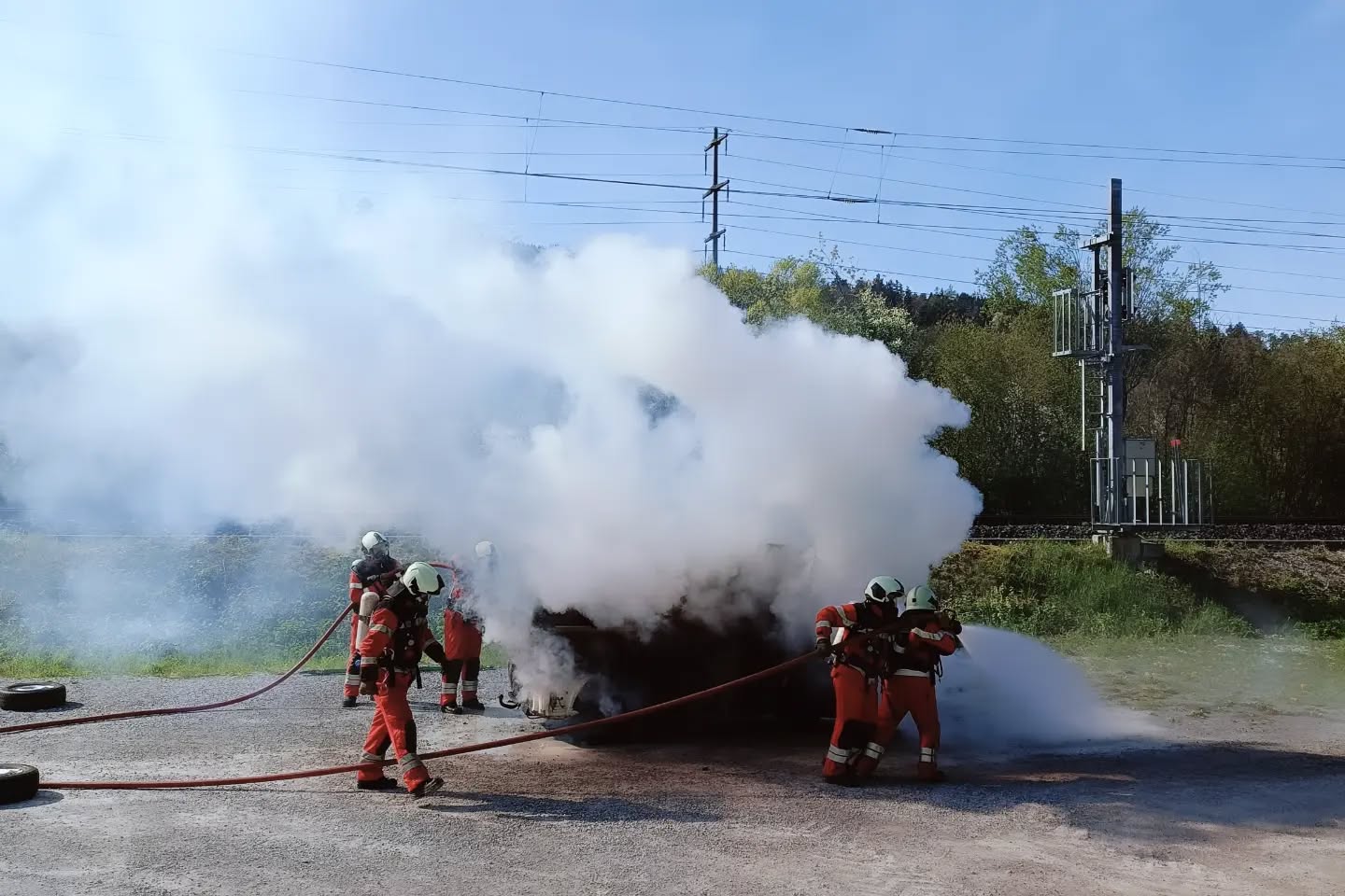 Jugendfeuerwehr Turbenthal-Wila-Wildberg
Impressionen unserer ersten Jugendfeuerwehr Übung in Turbenthal. Am Samstag 13. April starteten wir mit unseren Jugendlichen zur ersten JFW Übung. An 3 Posten durften die Jugendlichen ihr können beim Löschen und Retten unter Beweis stellen. Lust bei uns mitzuwirken?
Informationen und weitere Bilder zur Jugendfeuerwehr findest Du auf unserer Homepage.
www.feuerwehr-tww.ch/elterninformation
#feuerwehrtww #firefighter #feuerwehr #jugendfeuerwehr #jfw #fire #feuer #118swissfire
#118 #turbenthal #wila #wildberg #tösstal #freiwilligenarbeit #hobby #feuerwehrschweiz #blaulicht #jugendliche #freizeit #übung