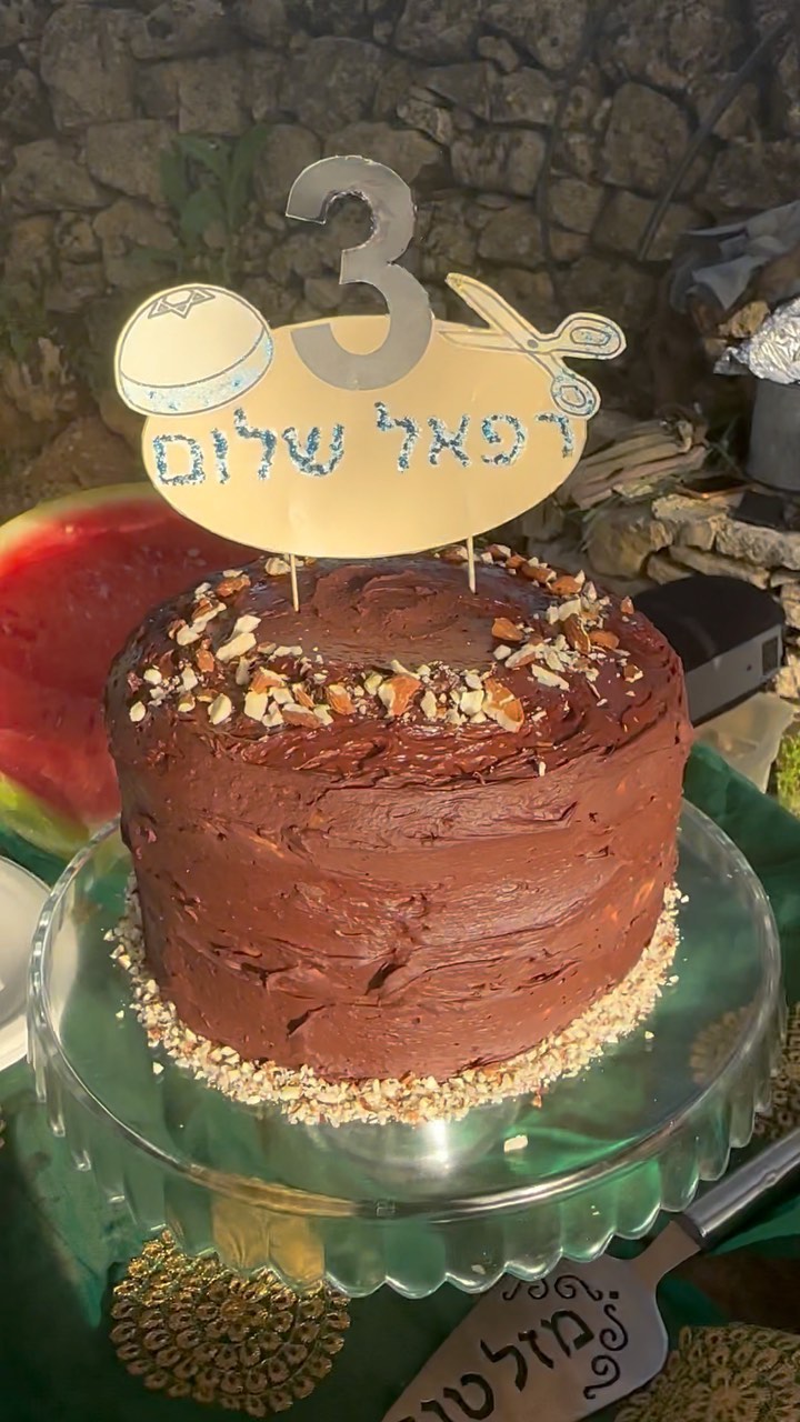 You’re all cleaning for pesach and I’m baking cakes 💁🏻♀️
Happy 3rd birthday @maayanlepon love you guys so much ❤️
This cake was made with only fruits for sweetener and spelt flour. The frosting is a @holy_cacao_chocolate coconut cream whipped ganache!
Pro tip: whipped ganache is so much easier to make and looks and tastes amazing!
#birthdaycake #chocolateganache #chocolate #upsherin #3rdbirthday #healthyfood