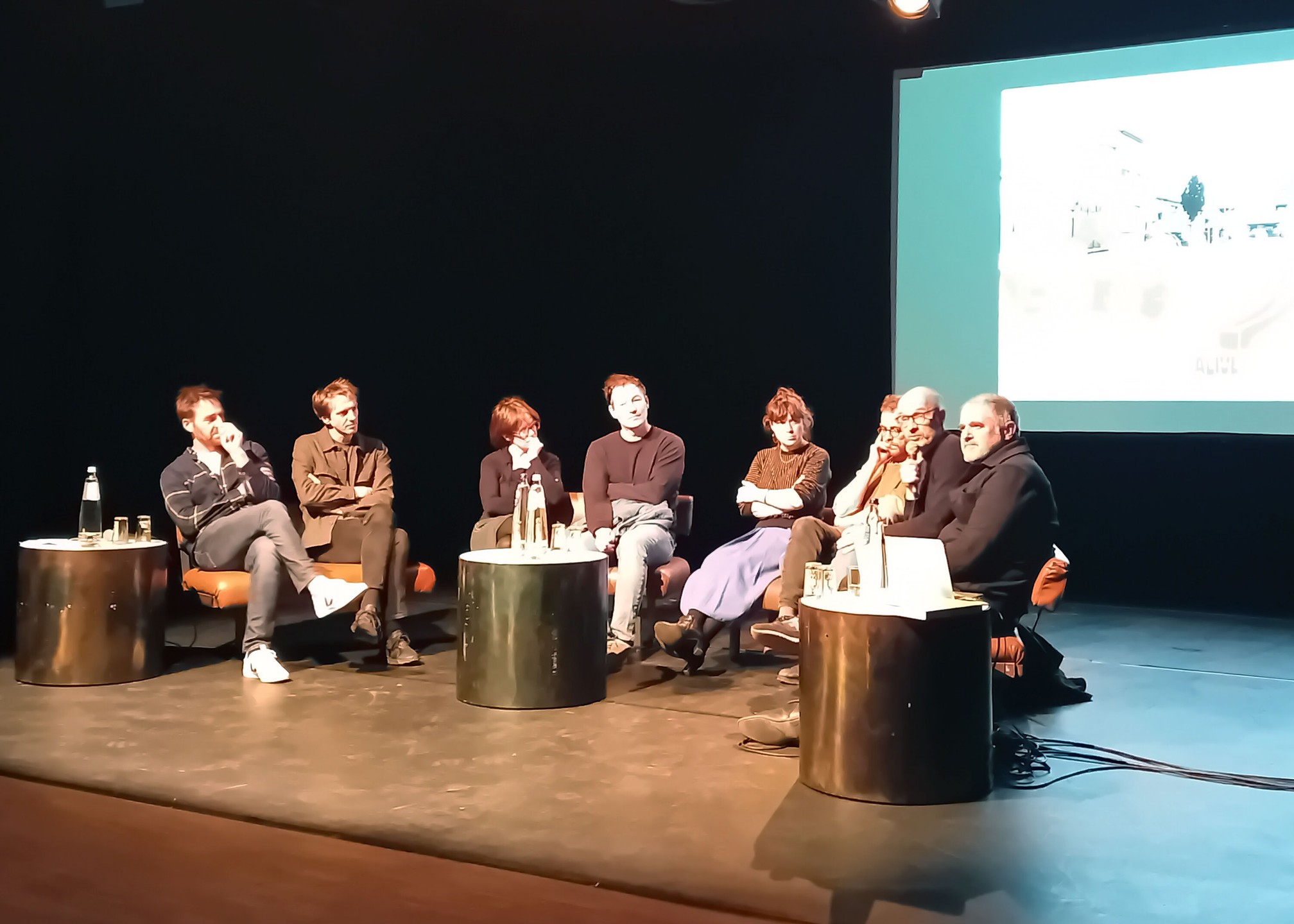 - CONFÉRENCE -
Nous étions hier soir invité au Centre culturel de Namur @centreculturelnamur par l’Institut Culturel d’Architecture Wallonie-Bruxelles @ica.wb pour une conférence intitulée « Sept démarches de requalification de l’espace public » 💡. A nos côtés se trouvaient @alivearchitecture , @atelier.paysage , @baumansdeffet , @generale.la & @toestand_vzw , @msa.brussels et @suede_36 . Les différents projets présentés ont des démarches plurielles mais se réunissent sur un point : la participation 👨👩👧👦 doit être au cœur de la fabrique de la ville 🏢. Si vous en êtes aussi convaincu, n’hésitez pas à nous rejoindre 🤝 !